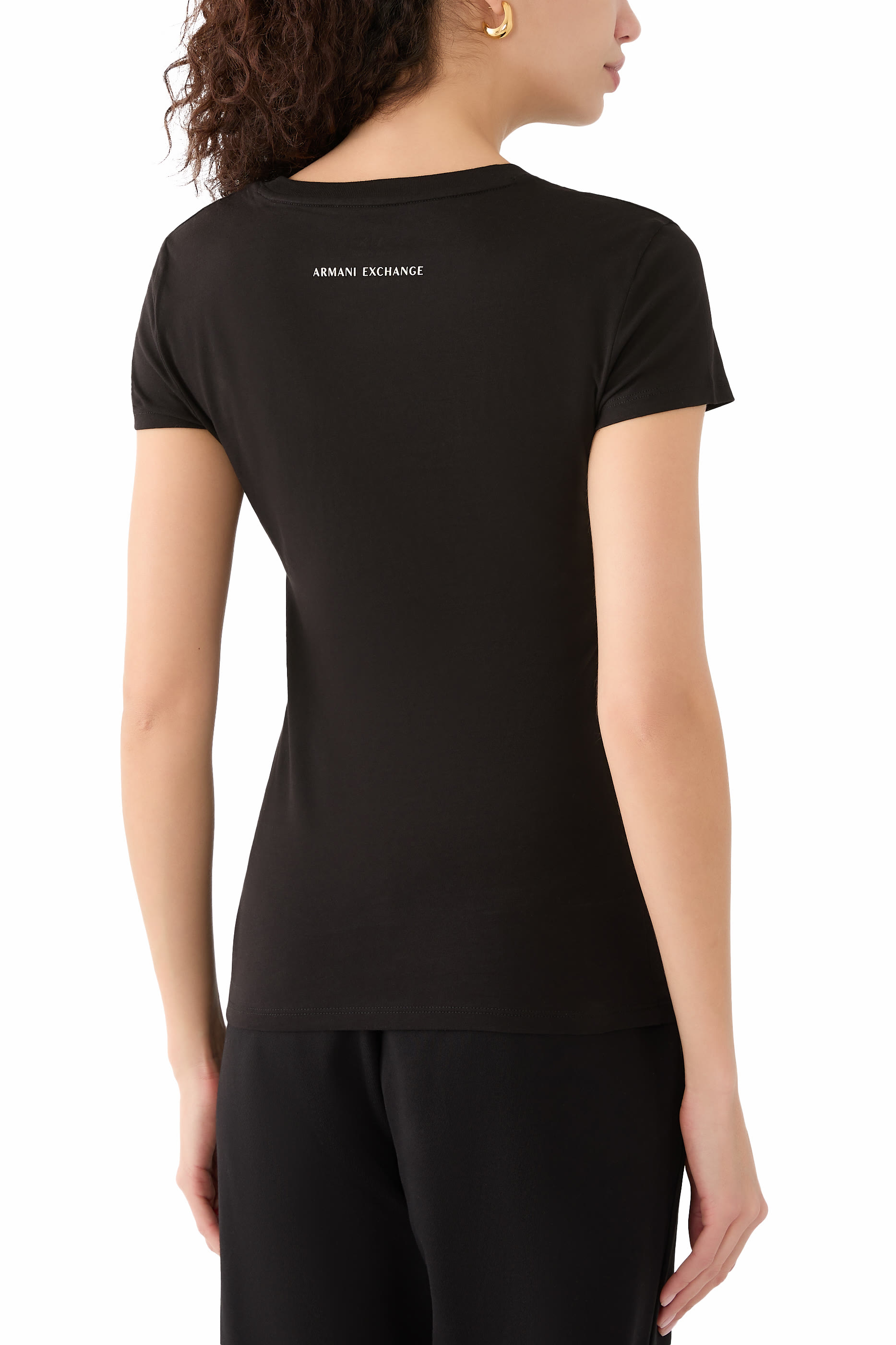 تيشيرت بقصة ضيقة وشعار الماركة