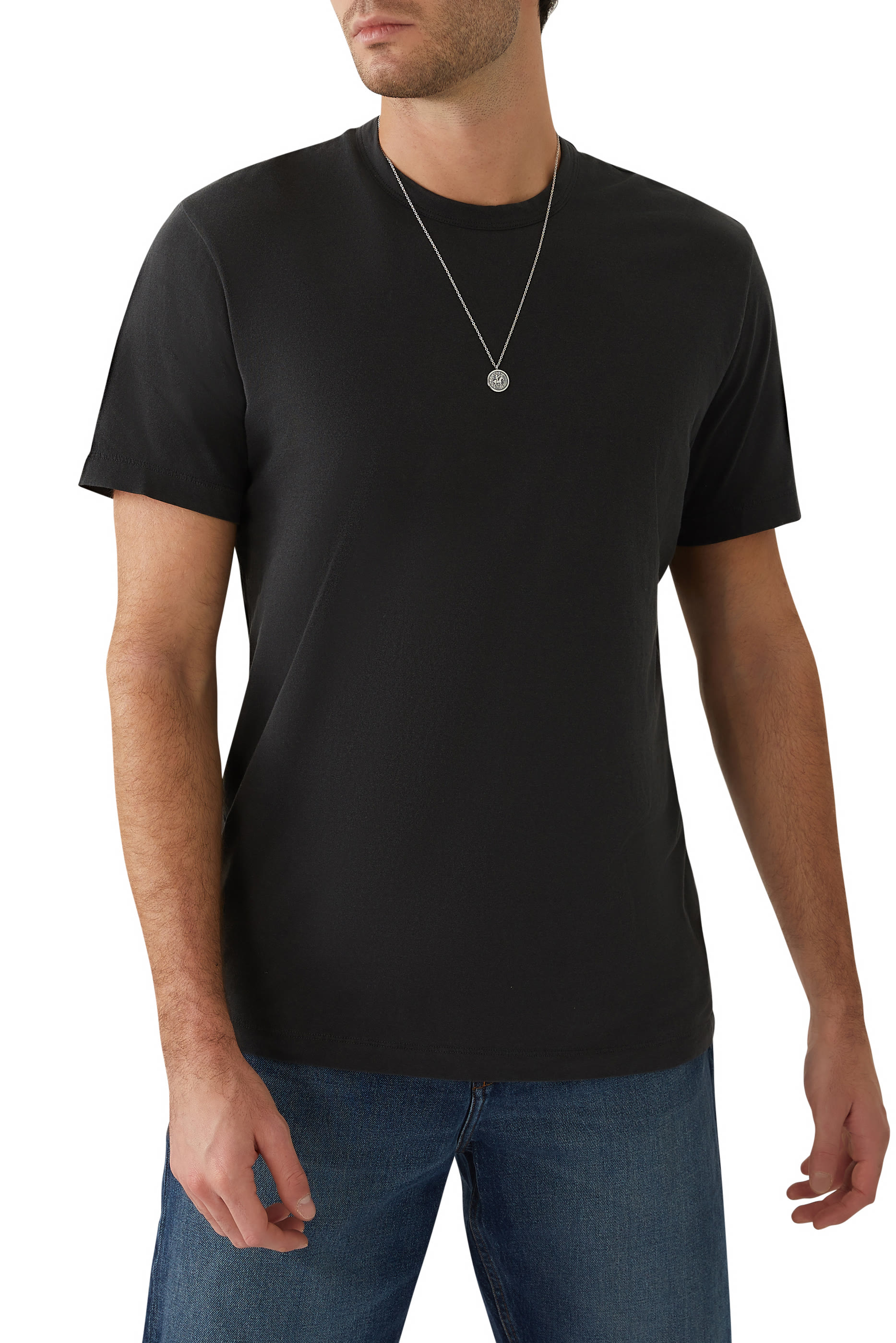 تيشيرت بياقة ضيقة وأكمام قصيرة