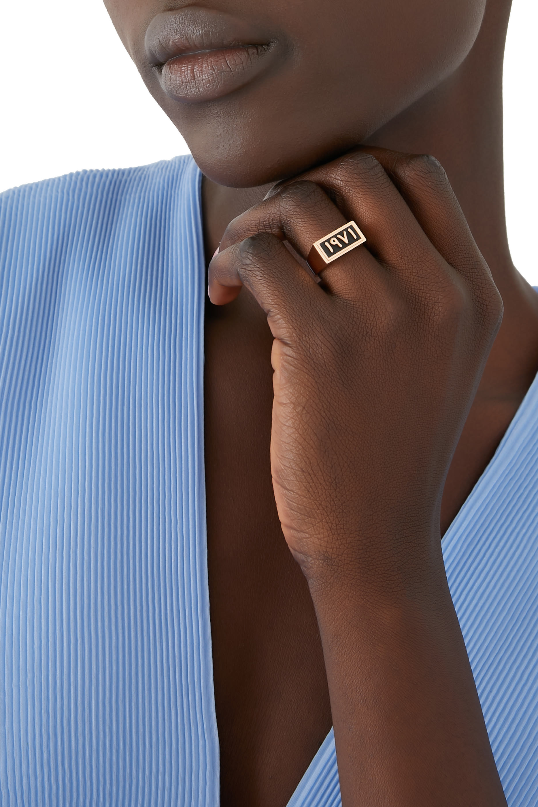 خاتم بواجهة محفورة ب1971 ذهب وردي عيار 18 ومينا