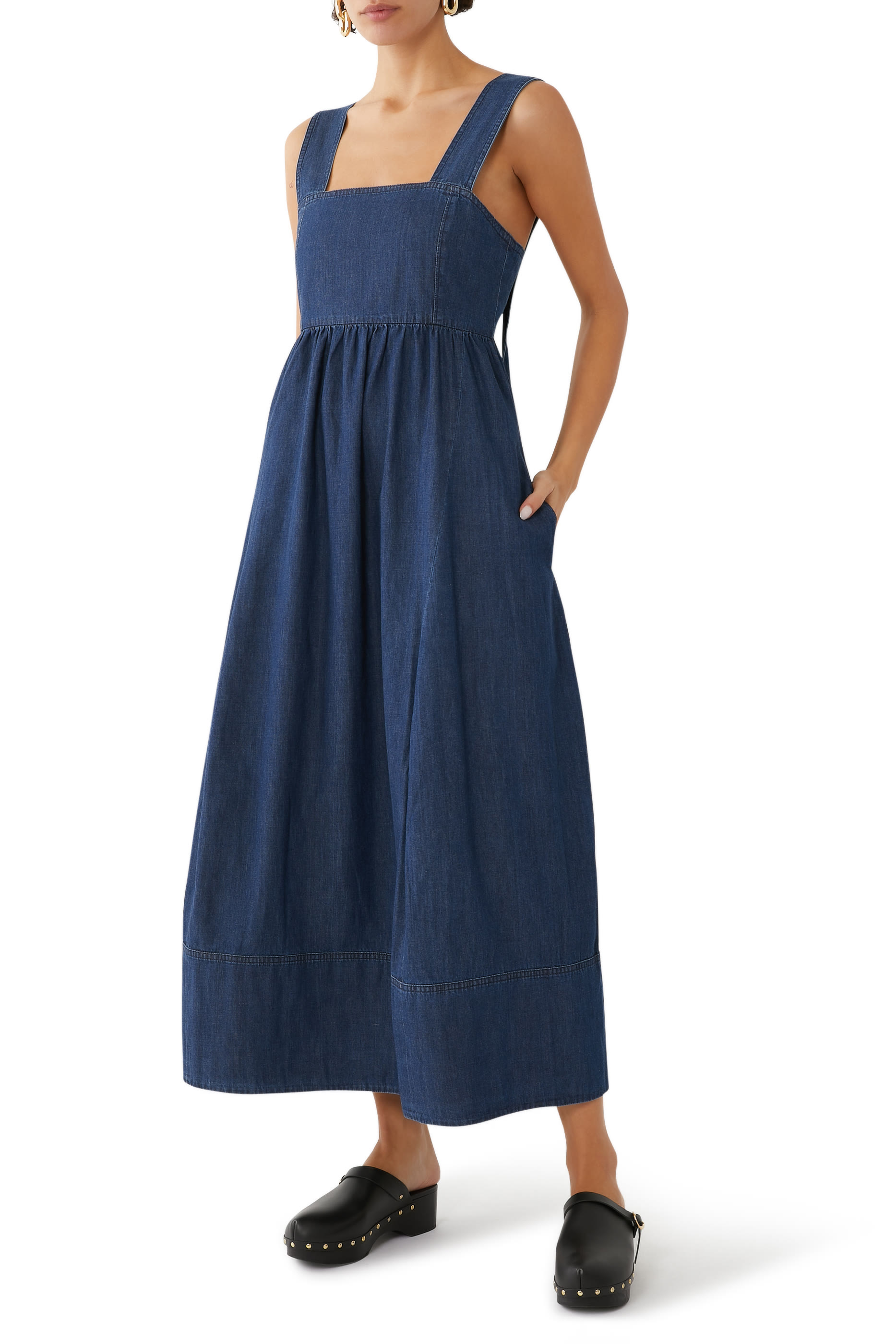 فستان خفيف الوزن بقصة منحوتة ولون باهت