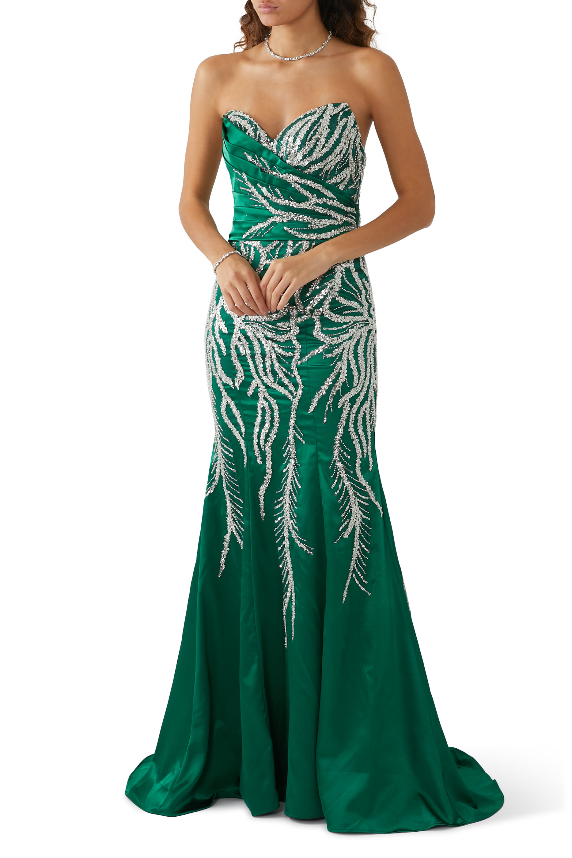 فستان سهرة بأكتاف متساقطة