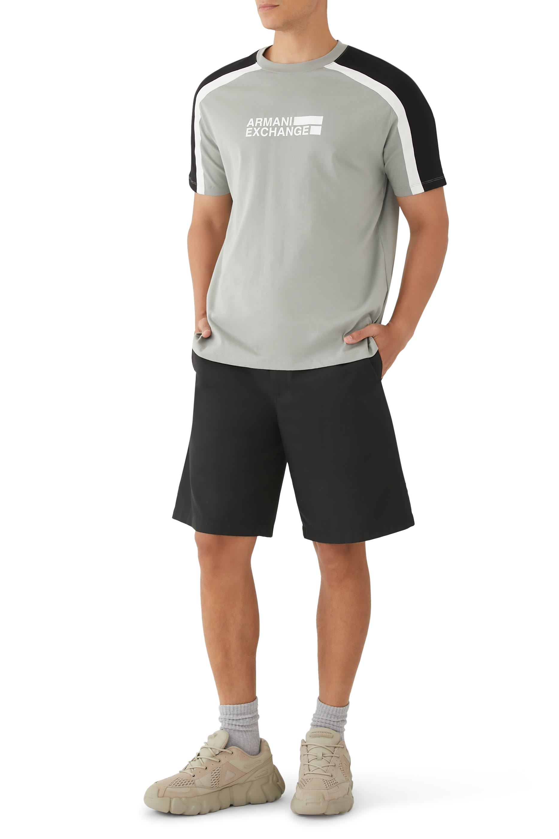 تيشيرت بياقة ضيقة بنقشة شعار الماركة