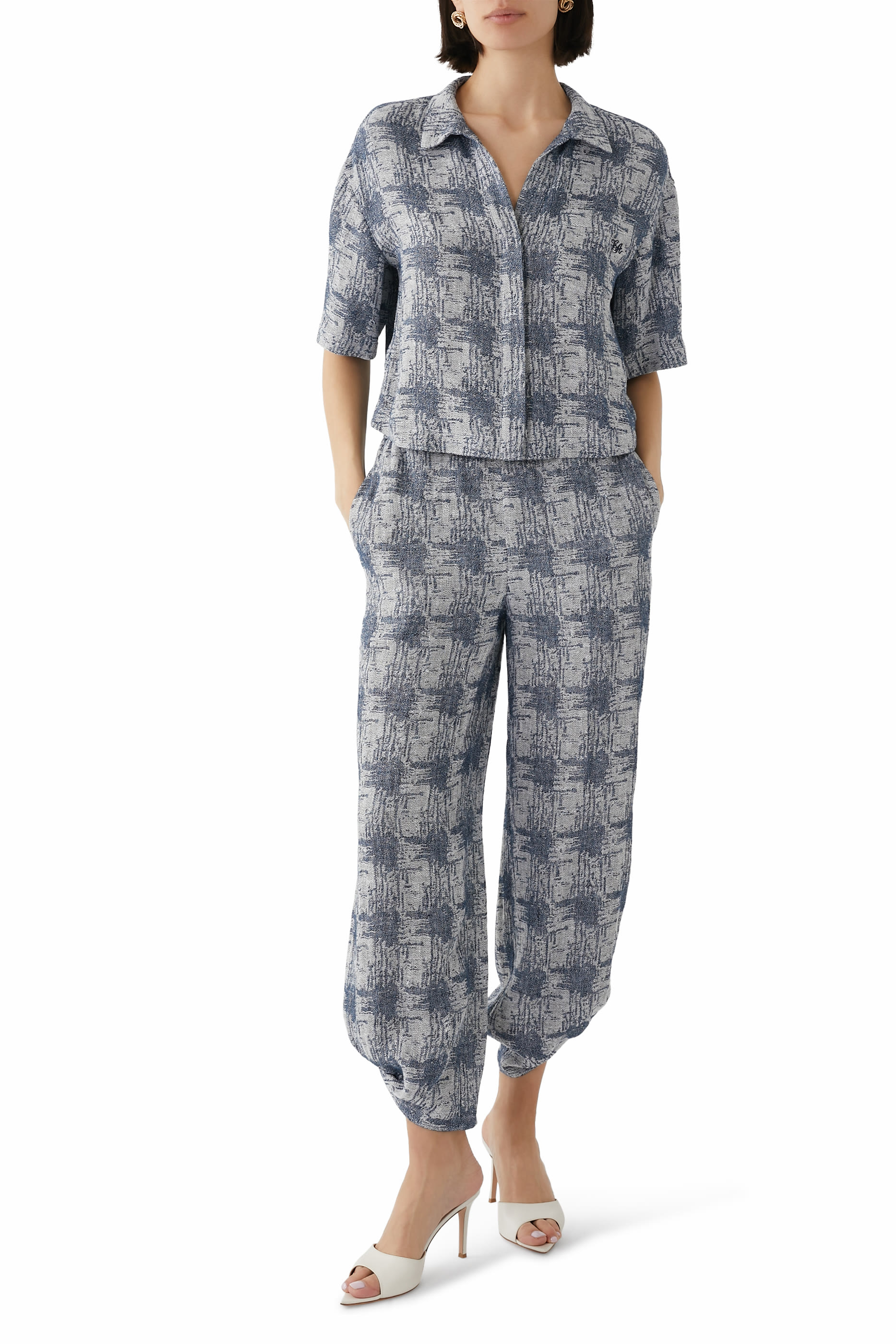 قميص بشعار الماركة المطرز على الصدر