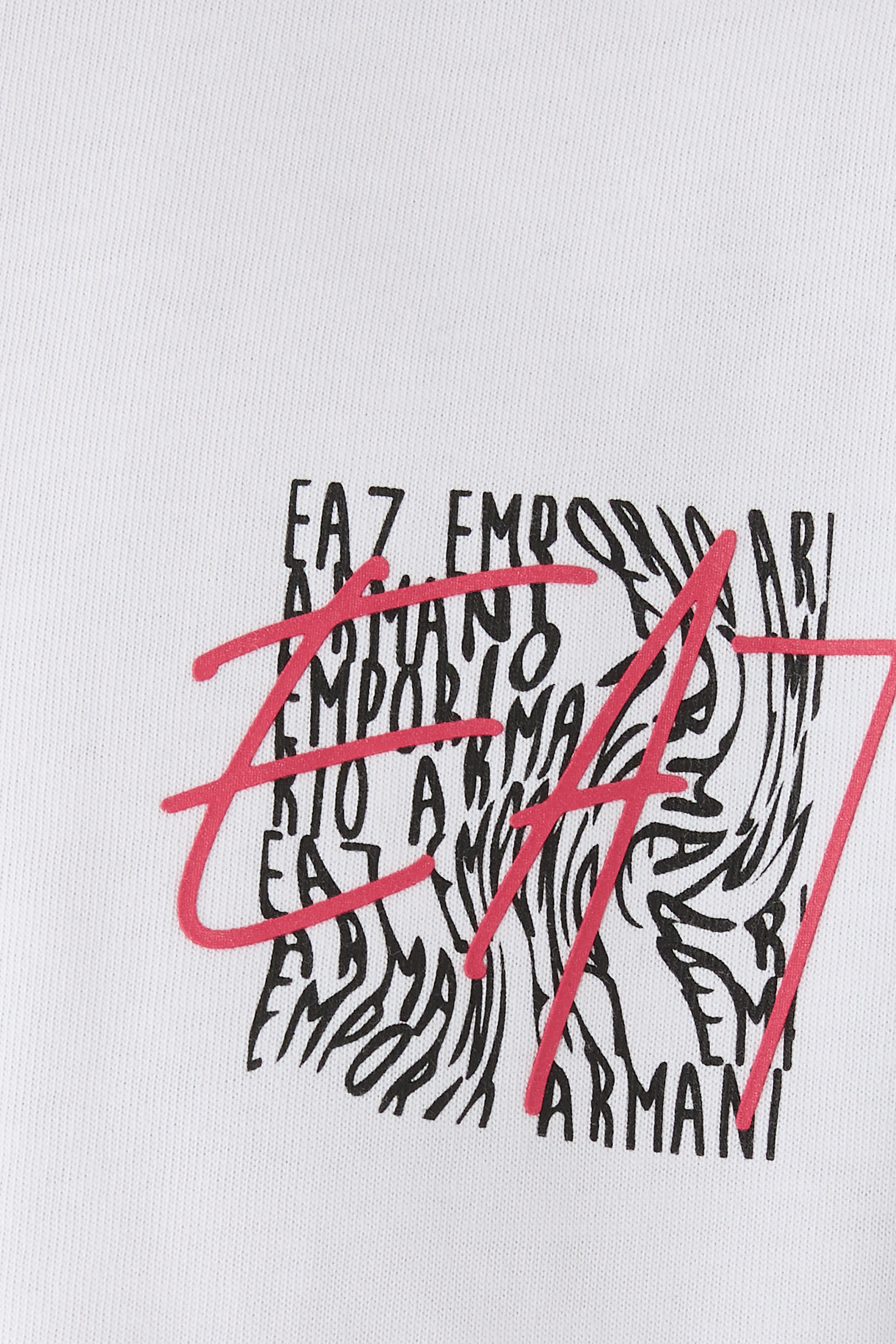 تيشيرت بنقشة شعار الماركة الغرافيكية