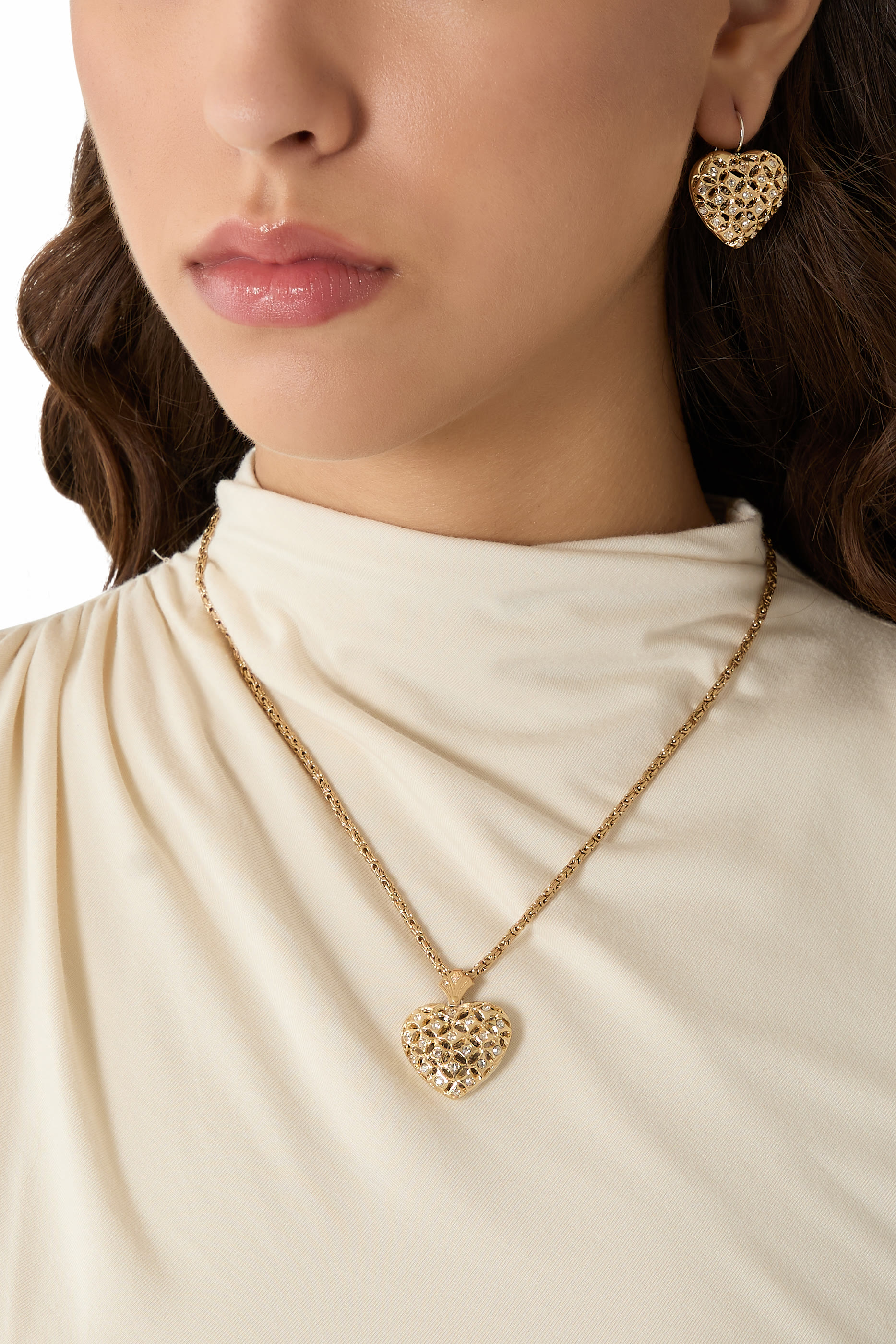 أقراط كوراكاو على شكل قلب مرصع بالكرستال