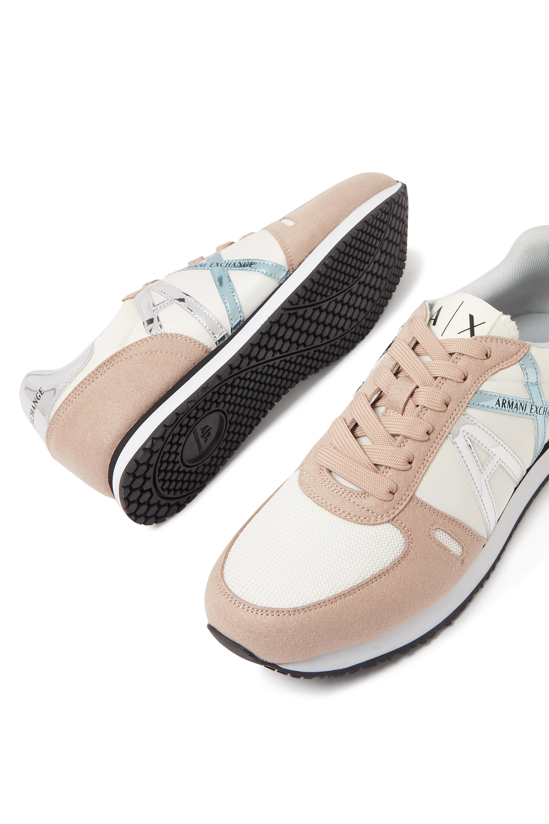 سنيكرز بشعار الماركة ألياف دقيقة