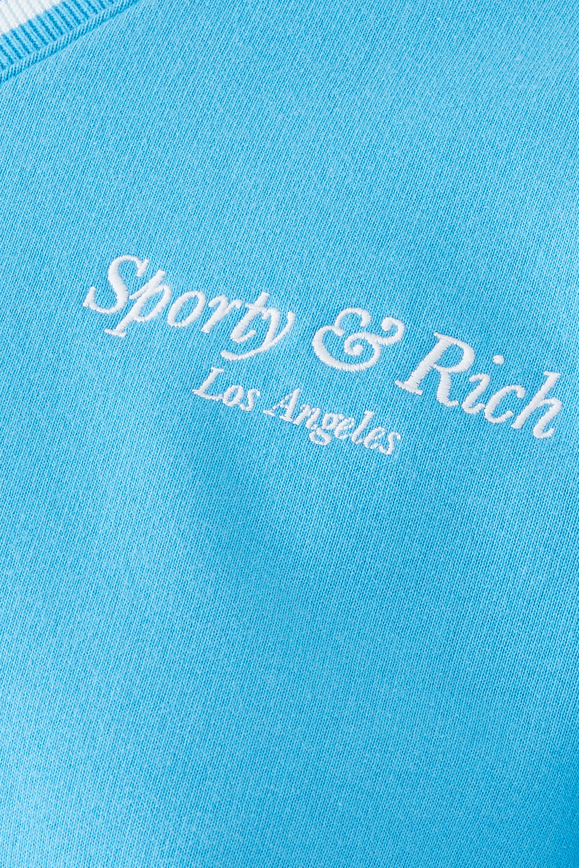 سترة بياقة V بشعار الماركة بتصميم مائل