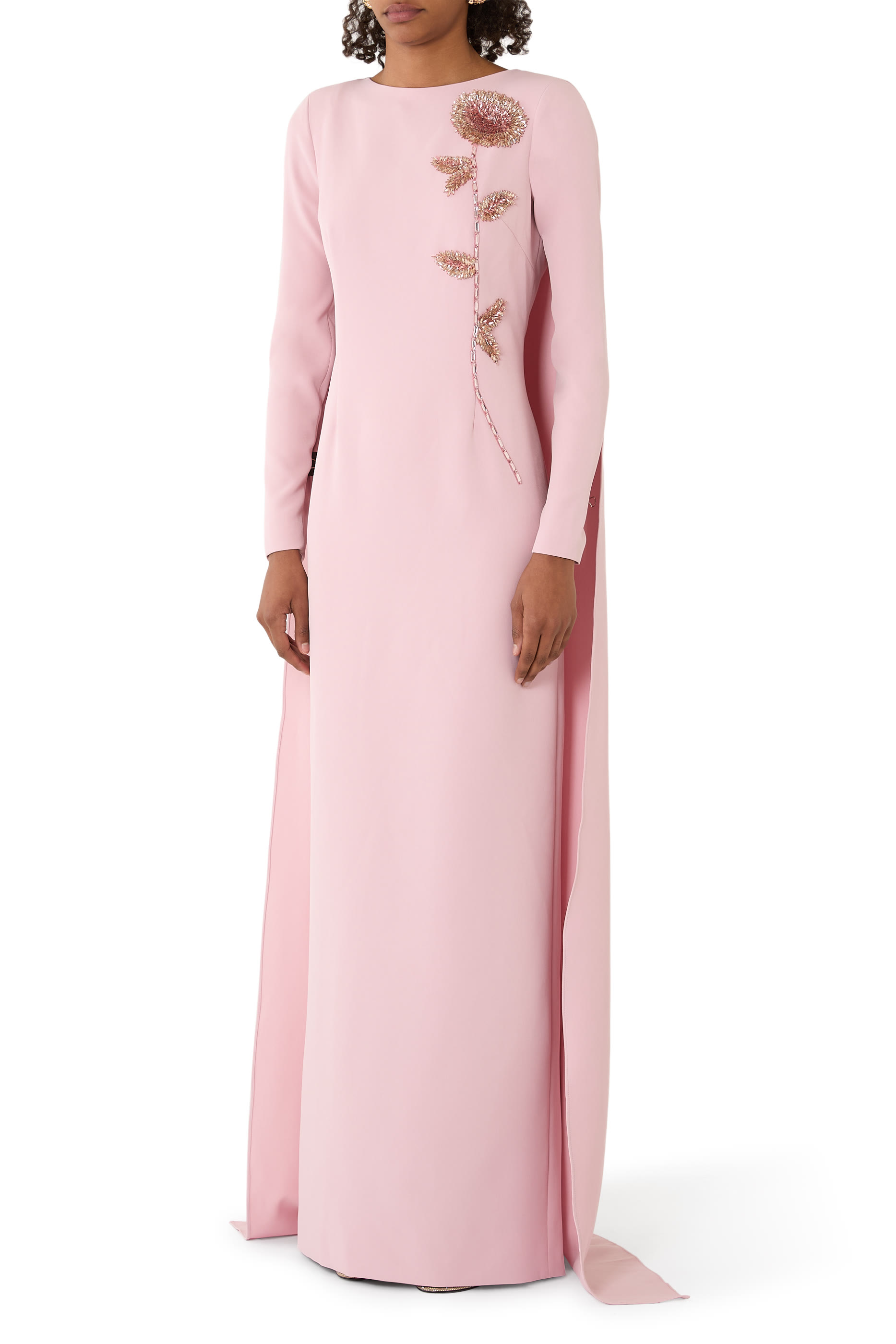 فستان سهرة كريب بجزء خلفي كاب وخرز مطرز بتصميم زهرة