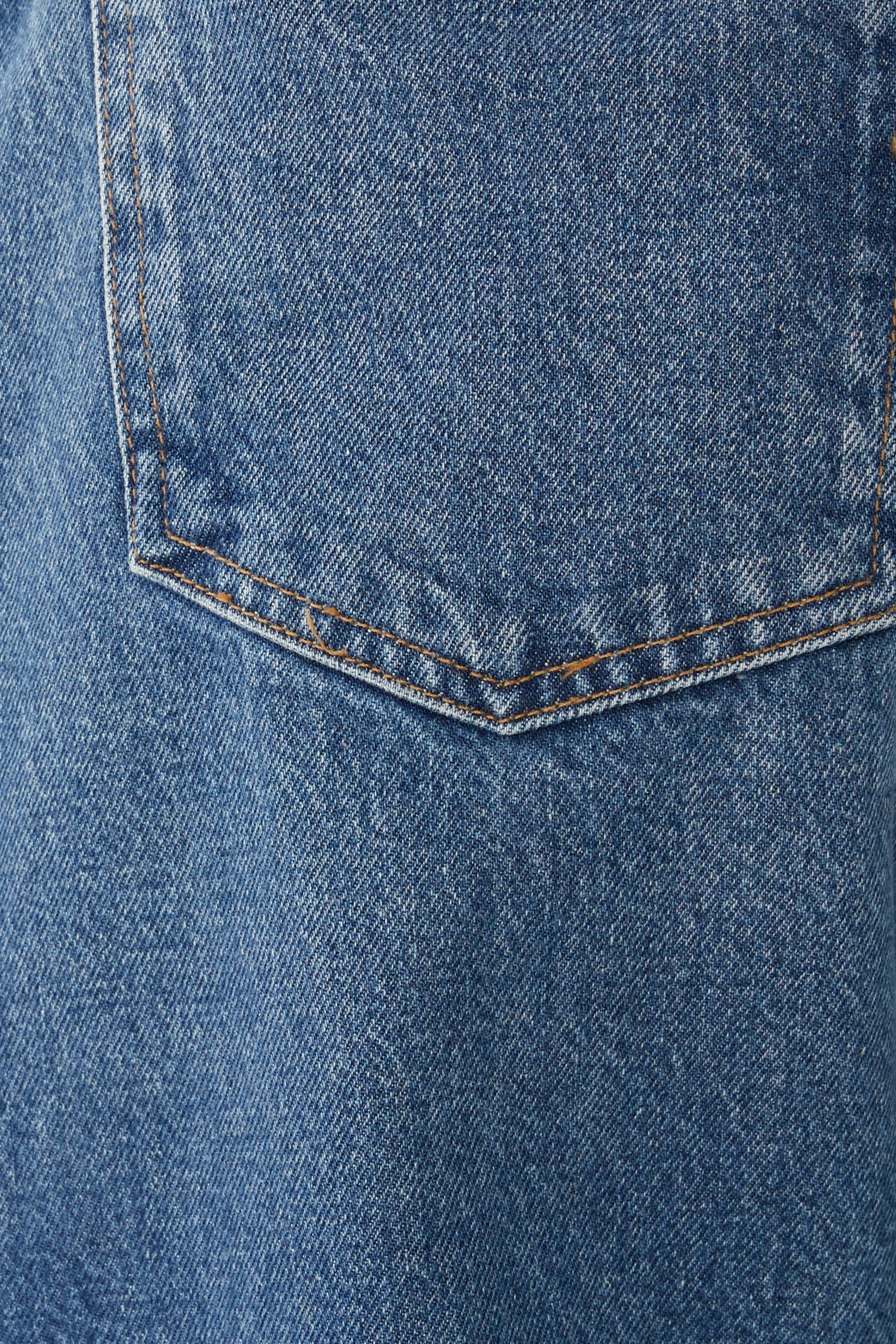 بنطال جينز لونا بقصة ساق مقوسة وحلي