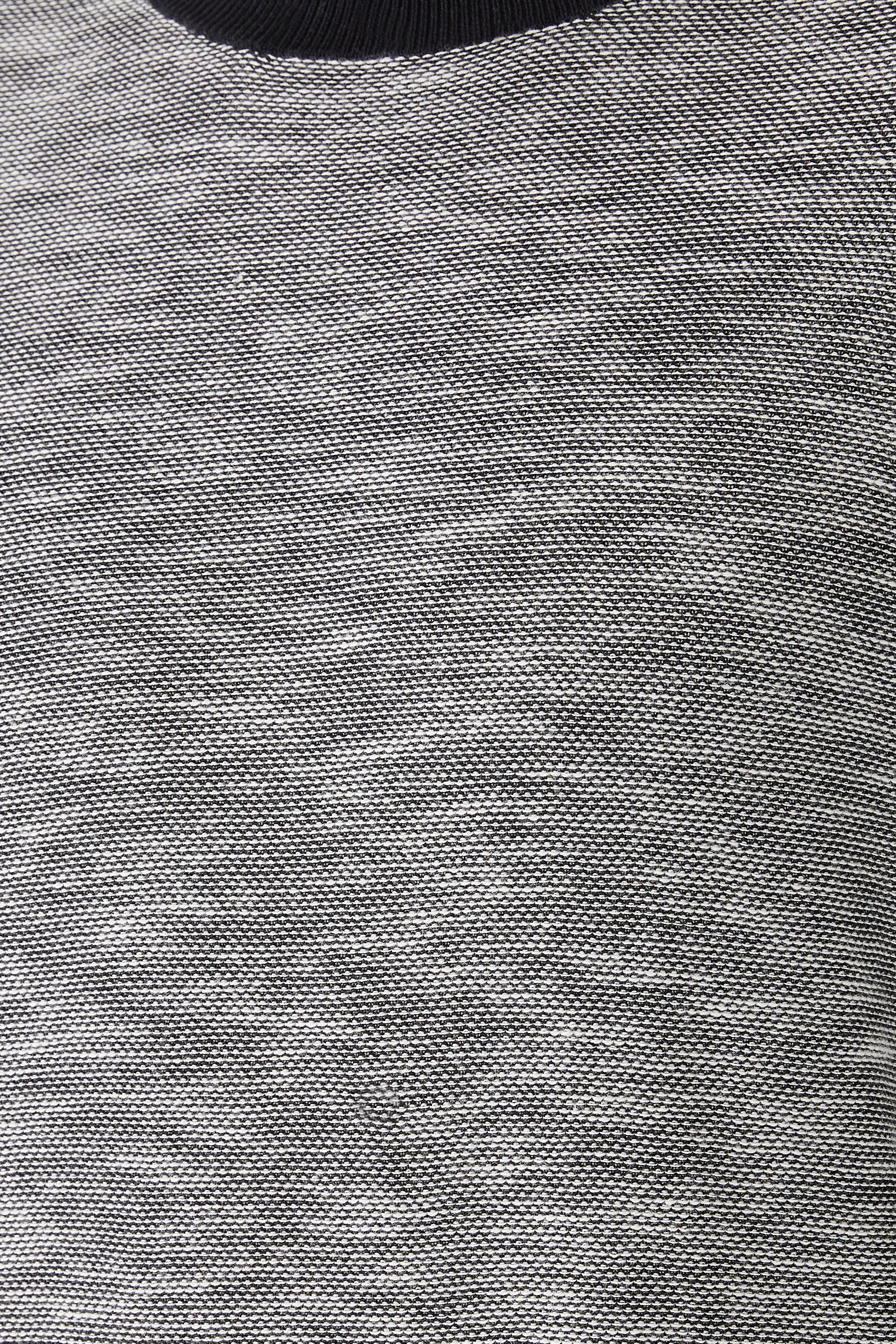 كنزة بياقة ضيقة