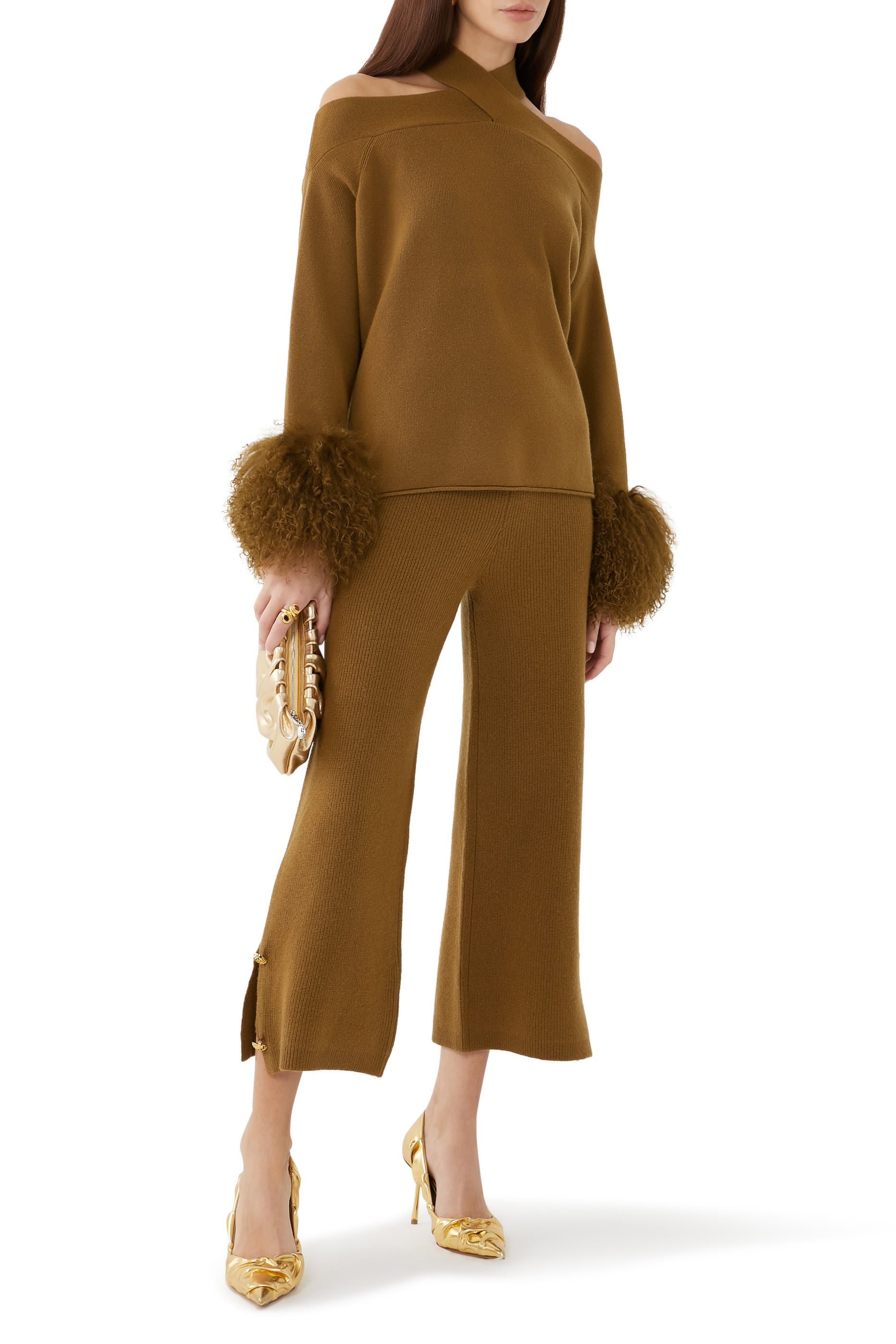 كنزة بحمالات متقاطعة وأساور فرو