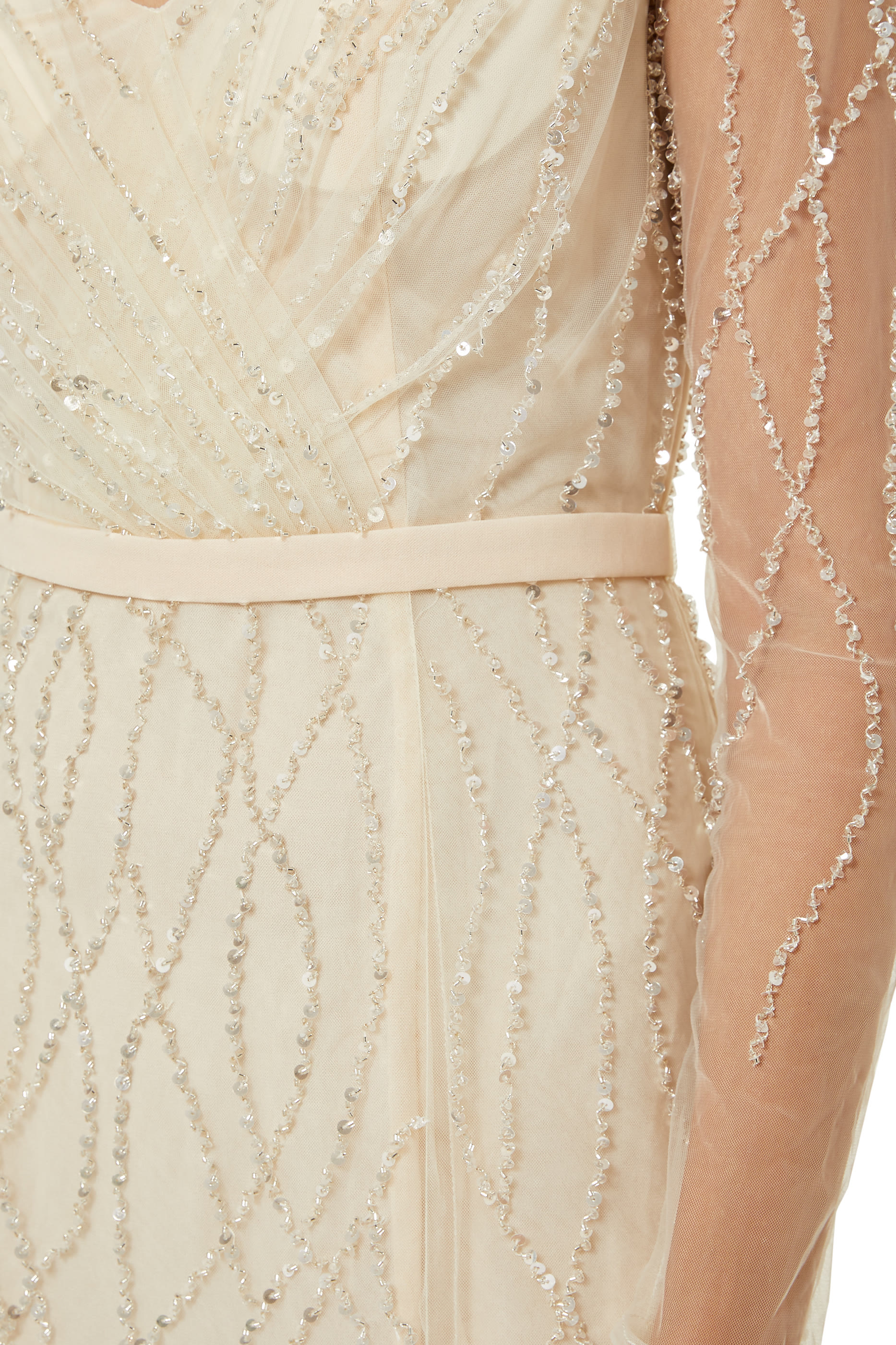 فستان سهرة بأكمام طويلة مرصع