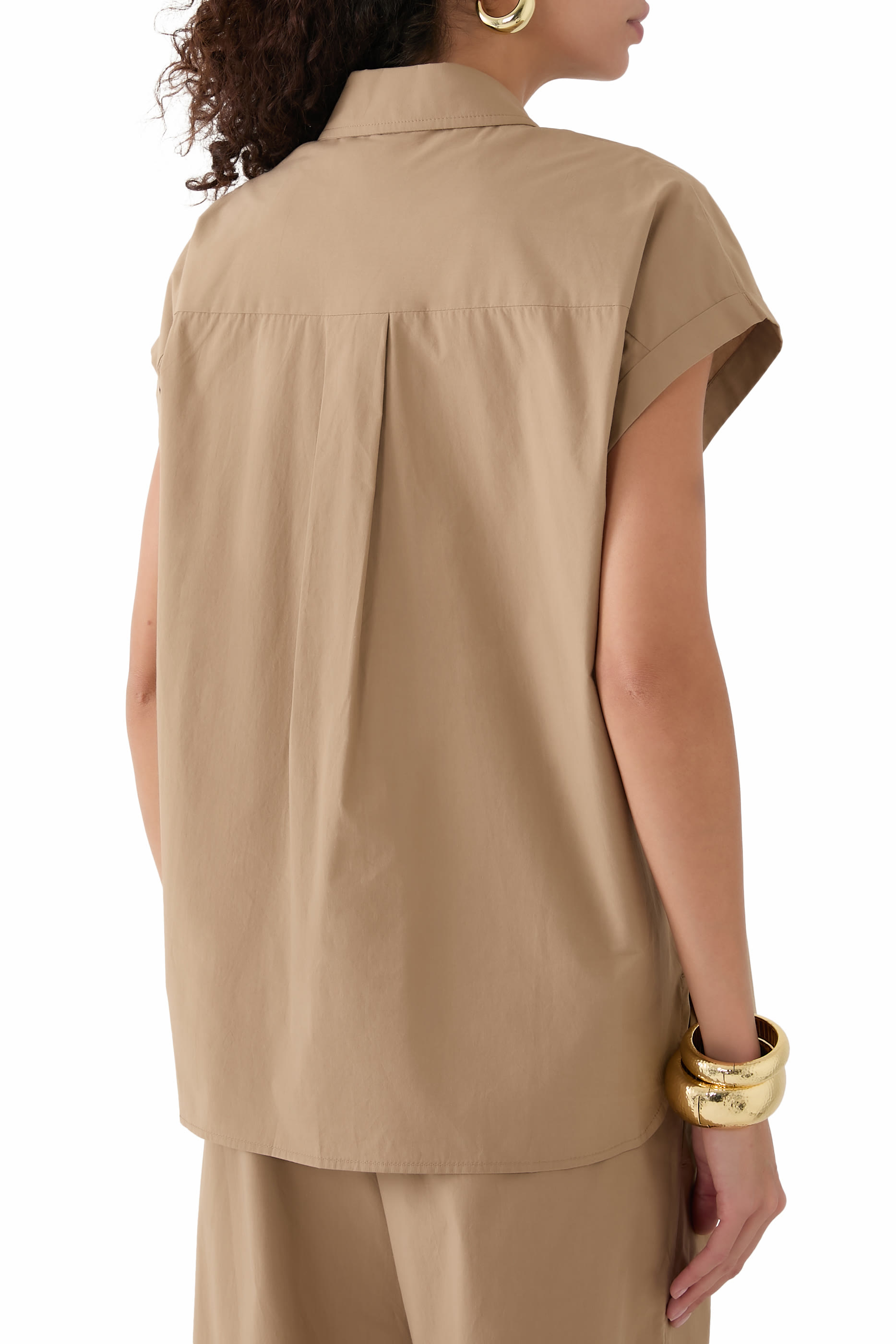 قميص بقصة مريحة بلا أكمام