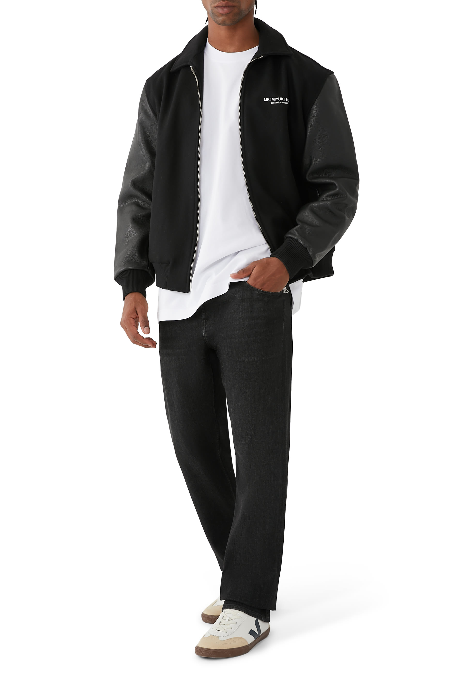 تيشيرت بنقشة شعار ام كيه اي بتصميم دائري