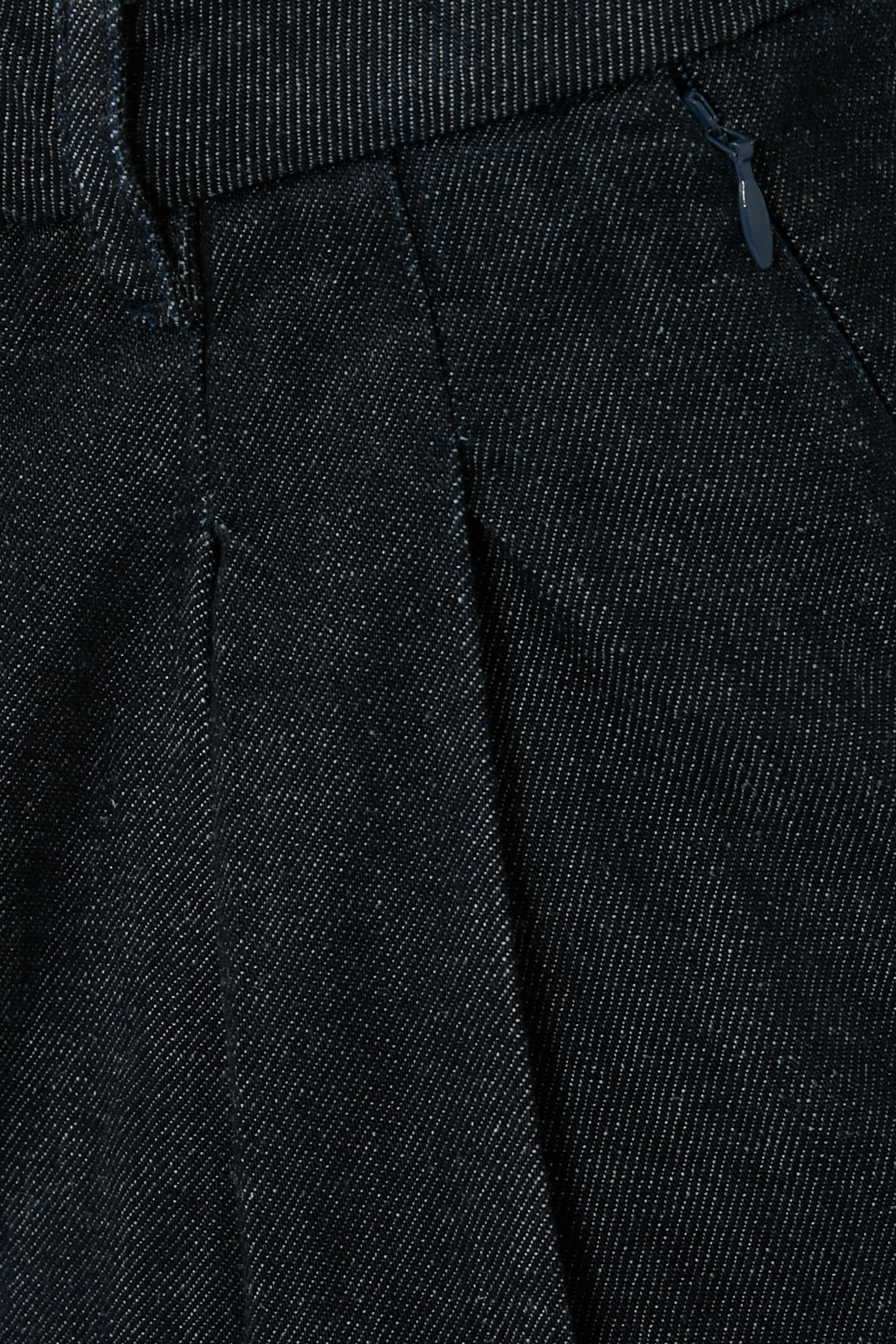 بنطال بخصر مرتفع وقصة ساق واسعة بطيات