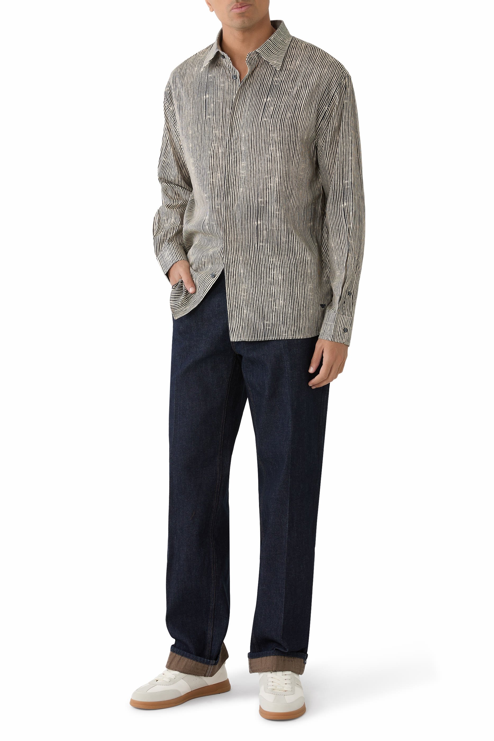 قميص بطبعة مخططة عموديا