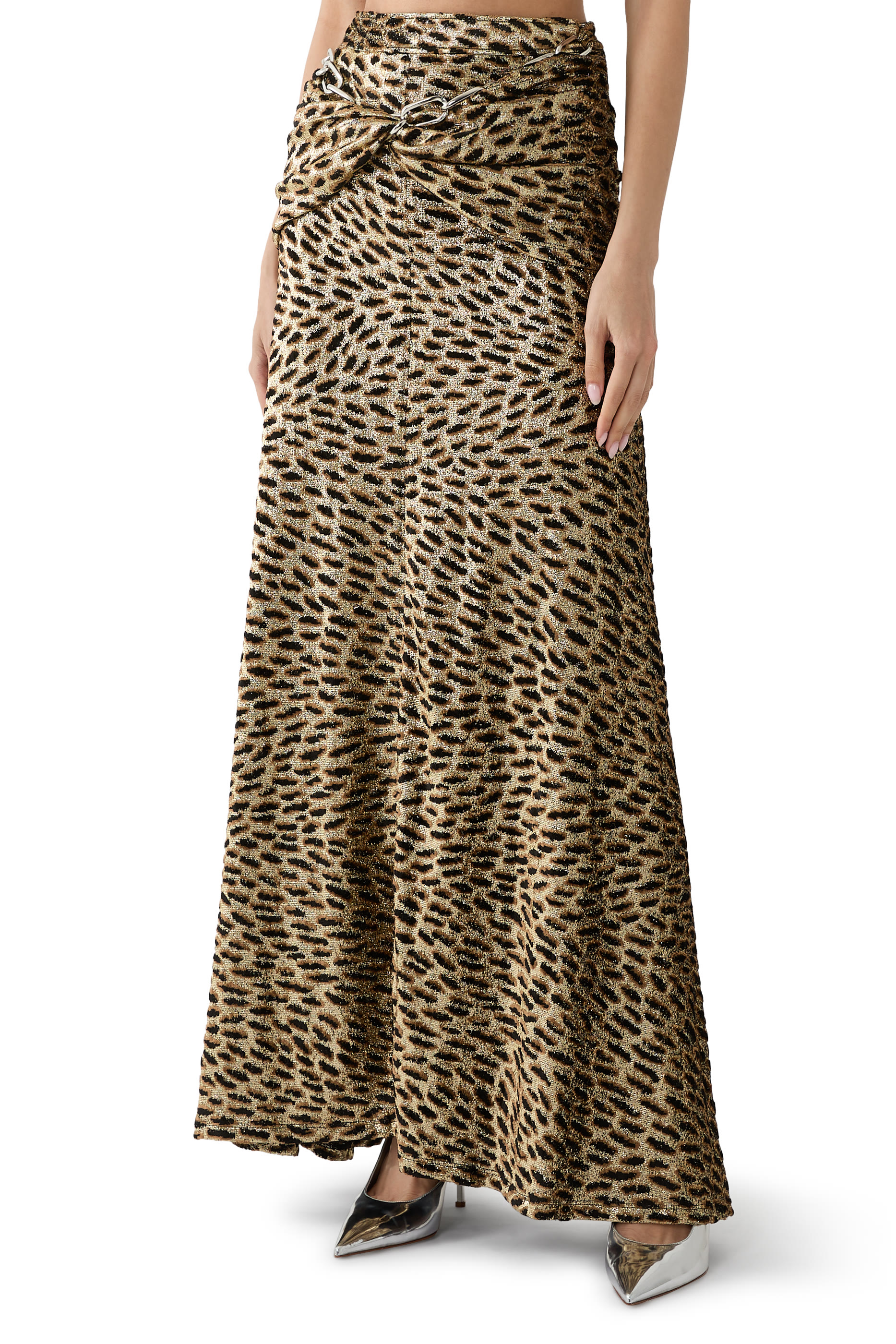 تنورة بقصة طويلة