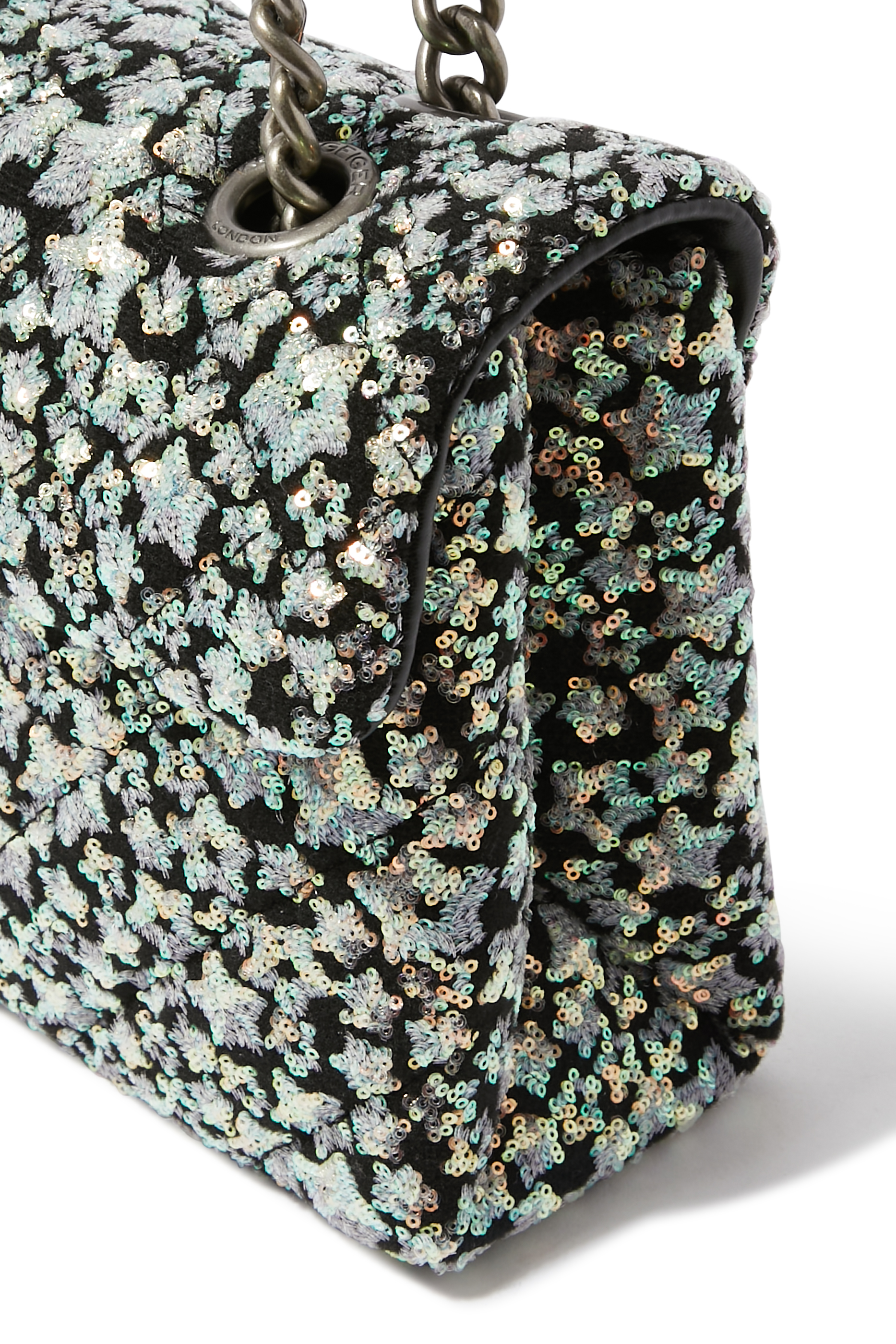 حقيبة كتف كنسينغتون كبيرة مطرزة بترتر على شكل نجوم