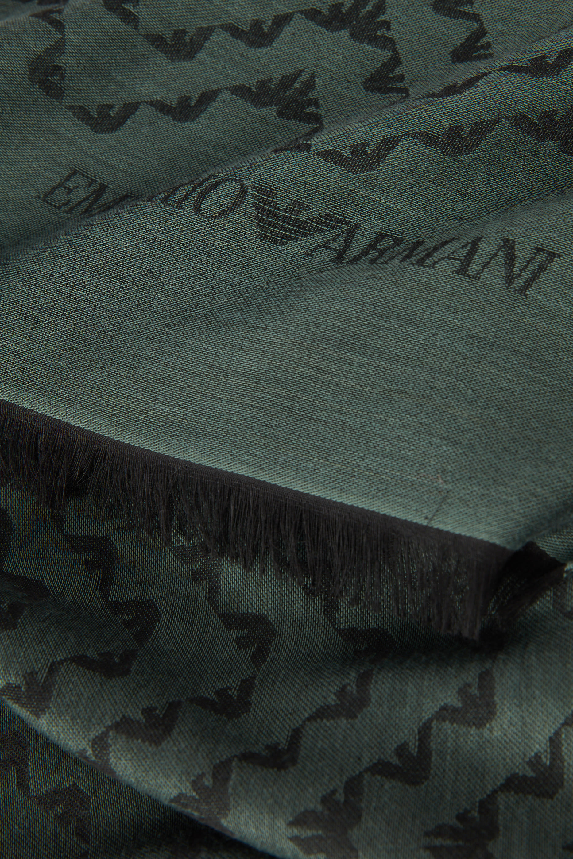 وشاح مزين كليا بشعار الماركة