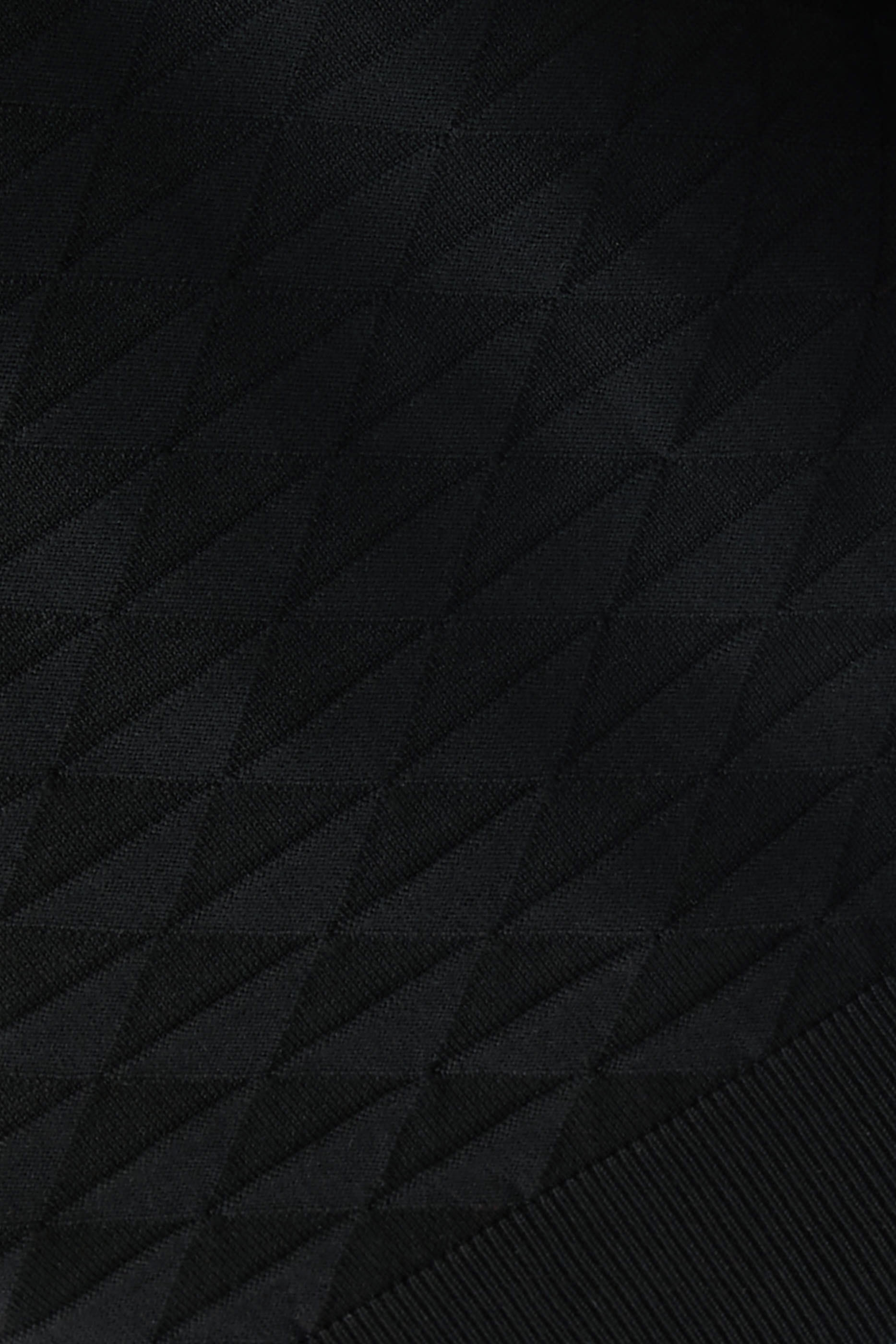 سترة بياقة ضيقة وأكمام طويلة