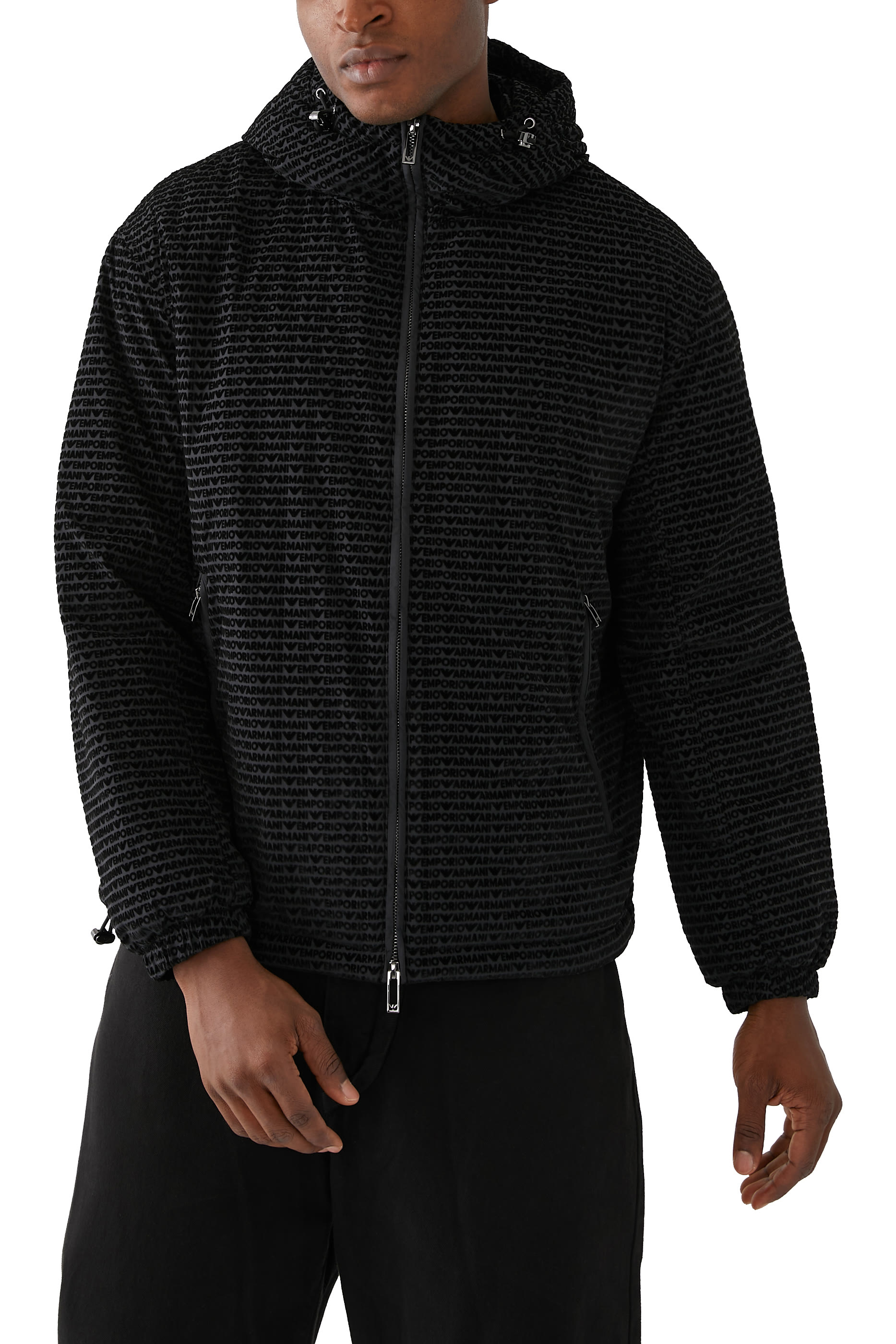 جاكيت بغطاء رأس وشعار الماركة