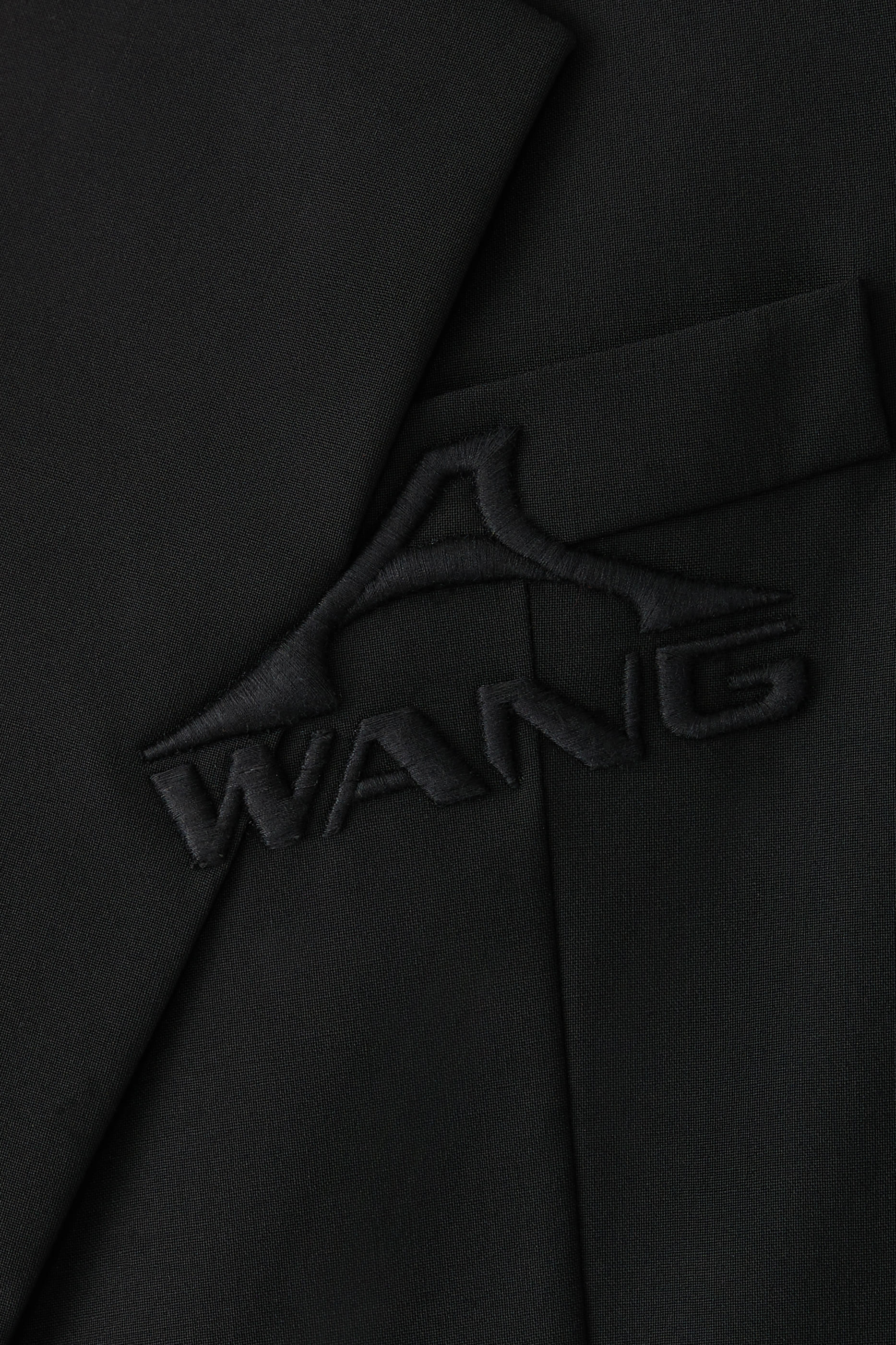 بليزر بقصة فضفاضة وتطريز شعار الماركة