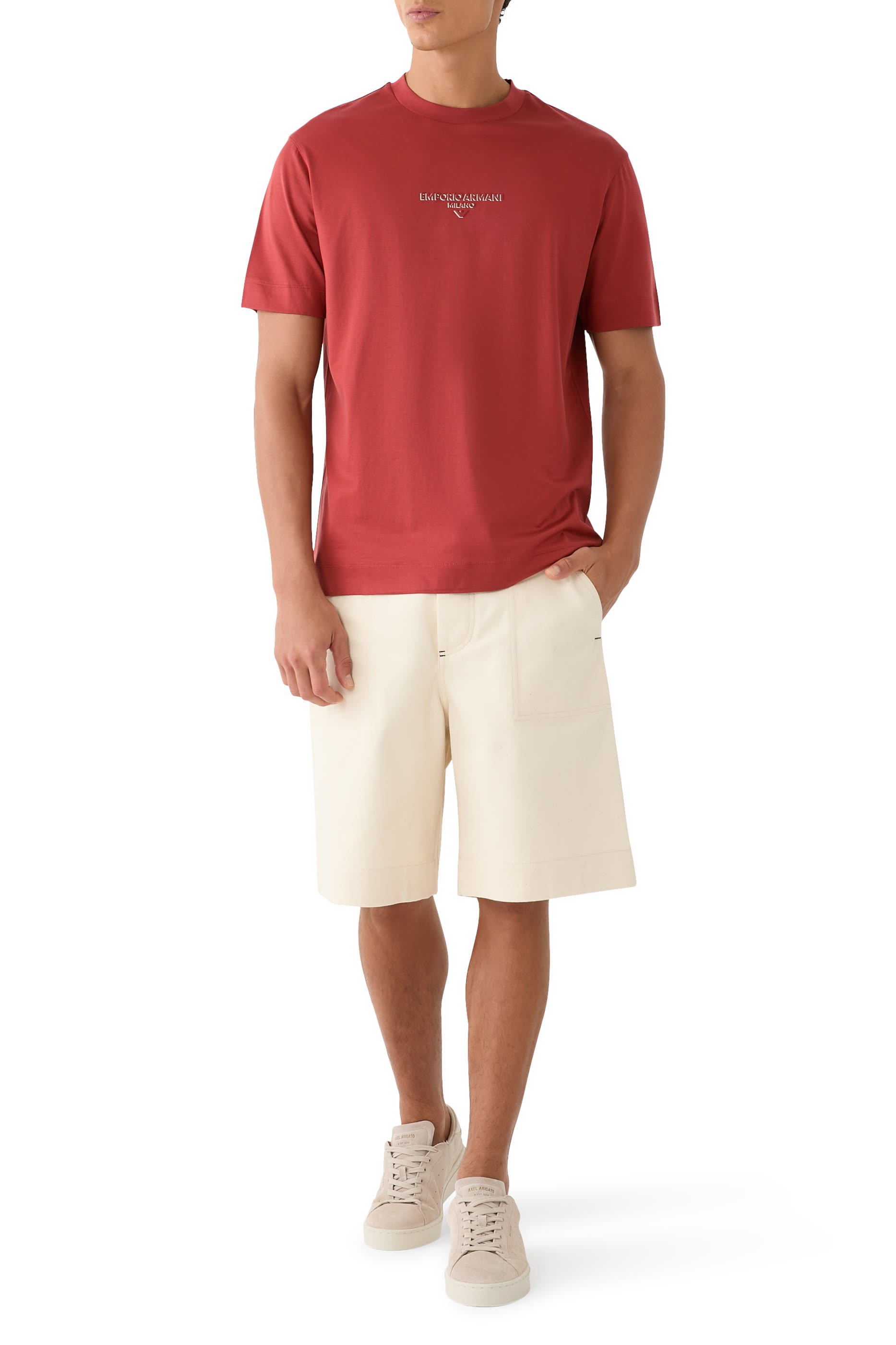 تيشيرت بأكمام قصيرة وشعار الماركة