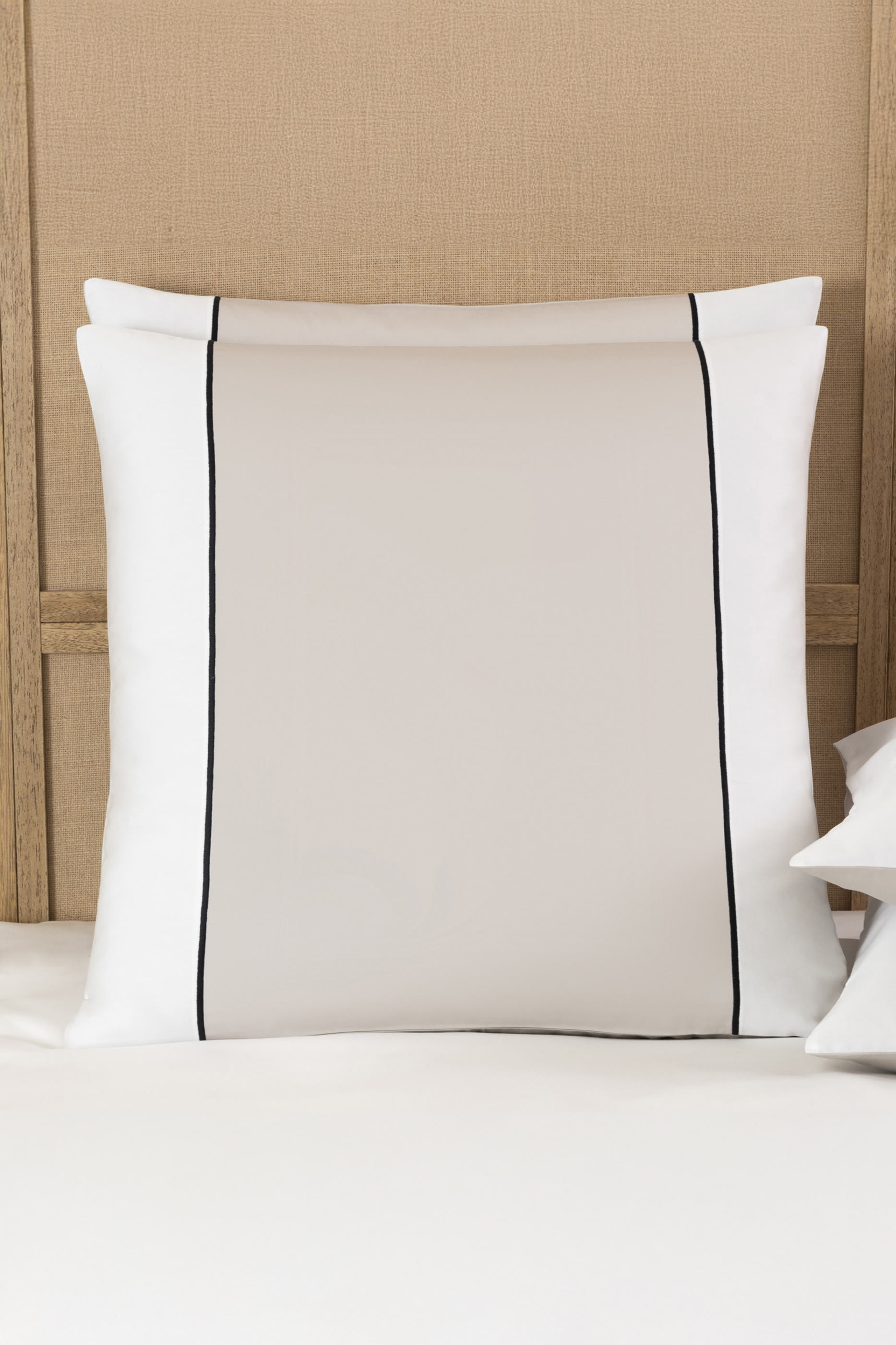 غطاء وسادة مقسم بألوان