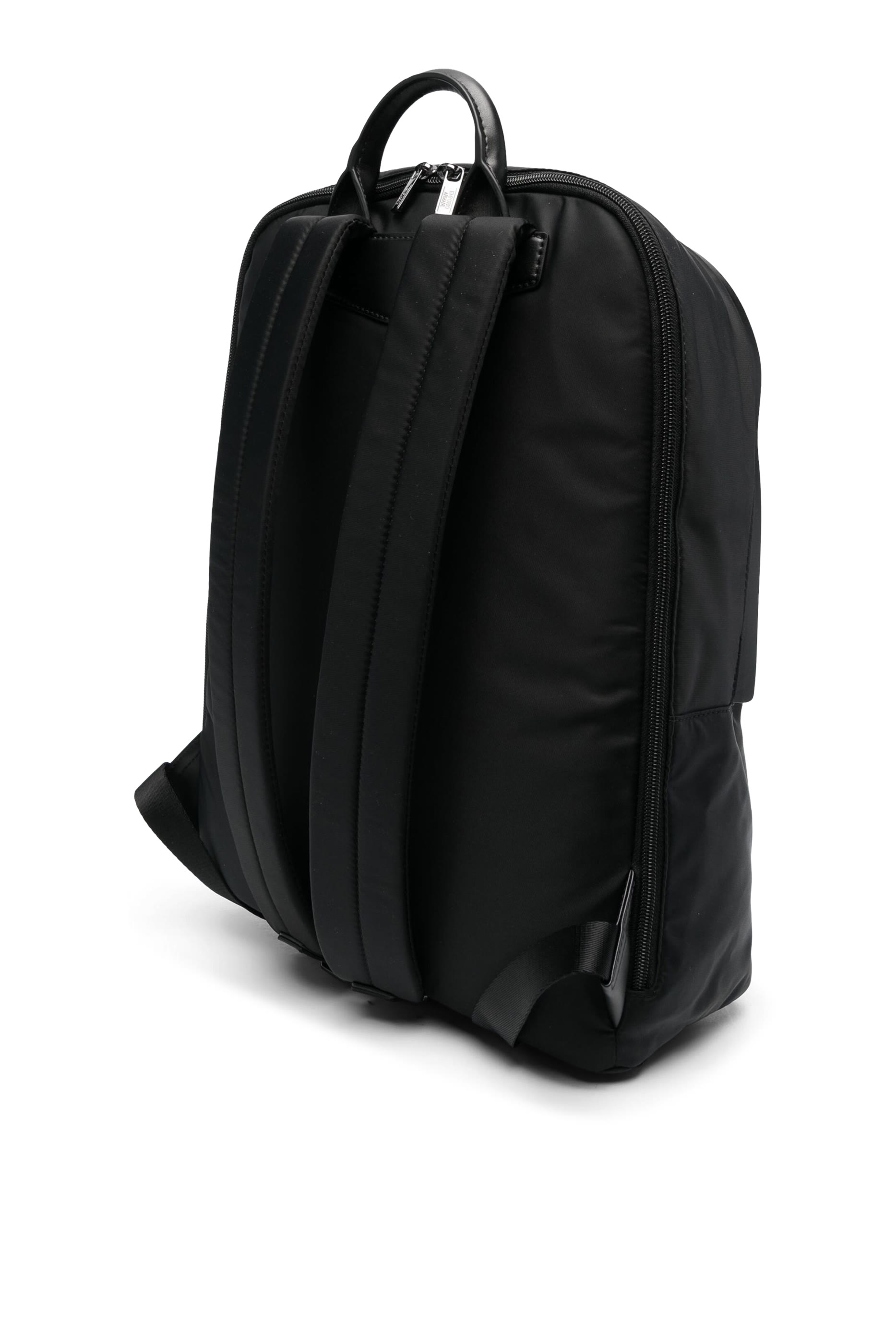 حقيبة ظهر بشعار الماركة