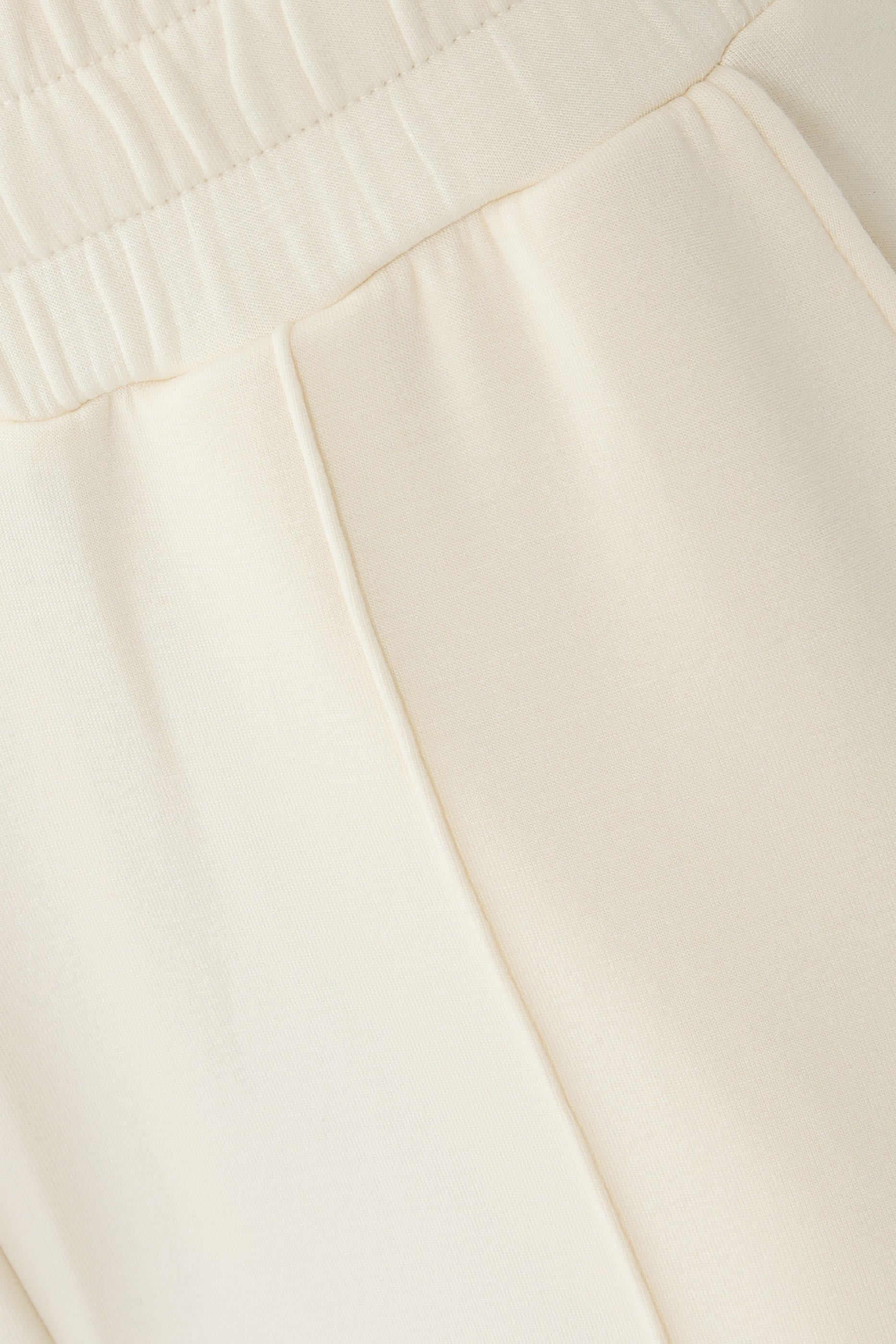 بنطال بقصة ساق واسعة