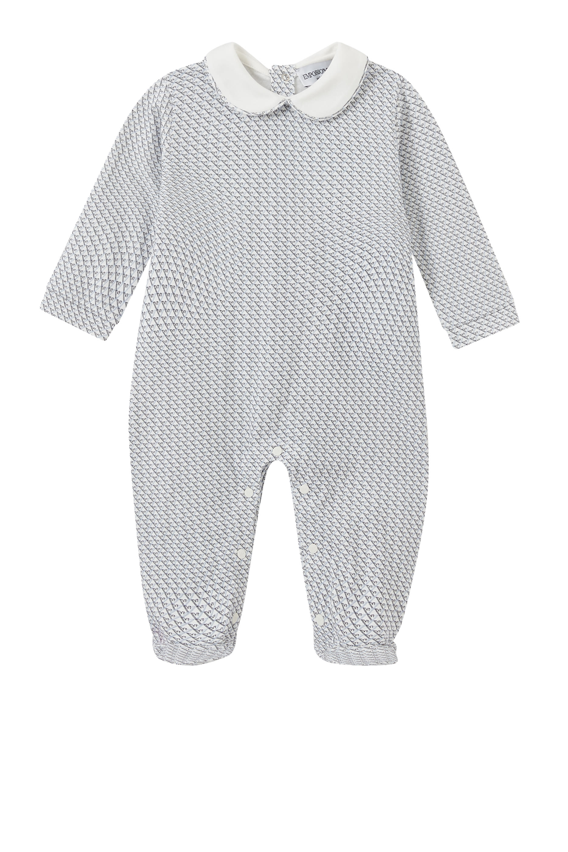 جمبسوت بشعار الماركة ضمن تشكيلة الملابس الأساسية