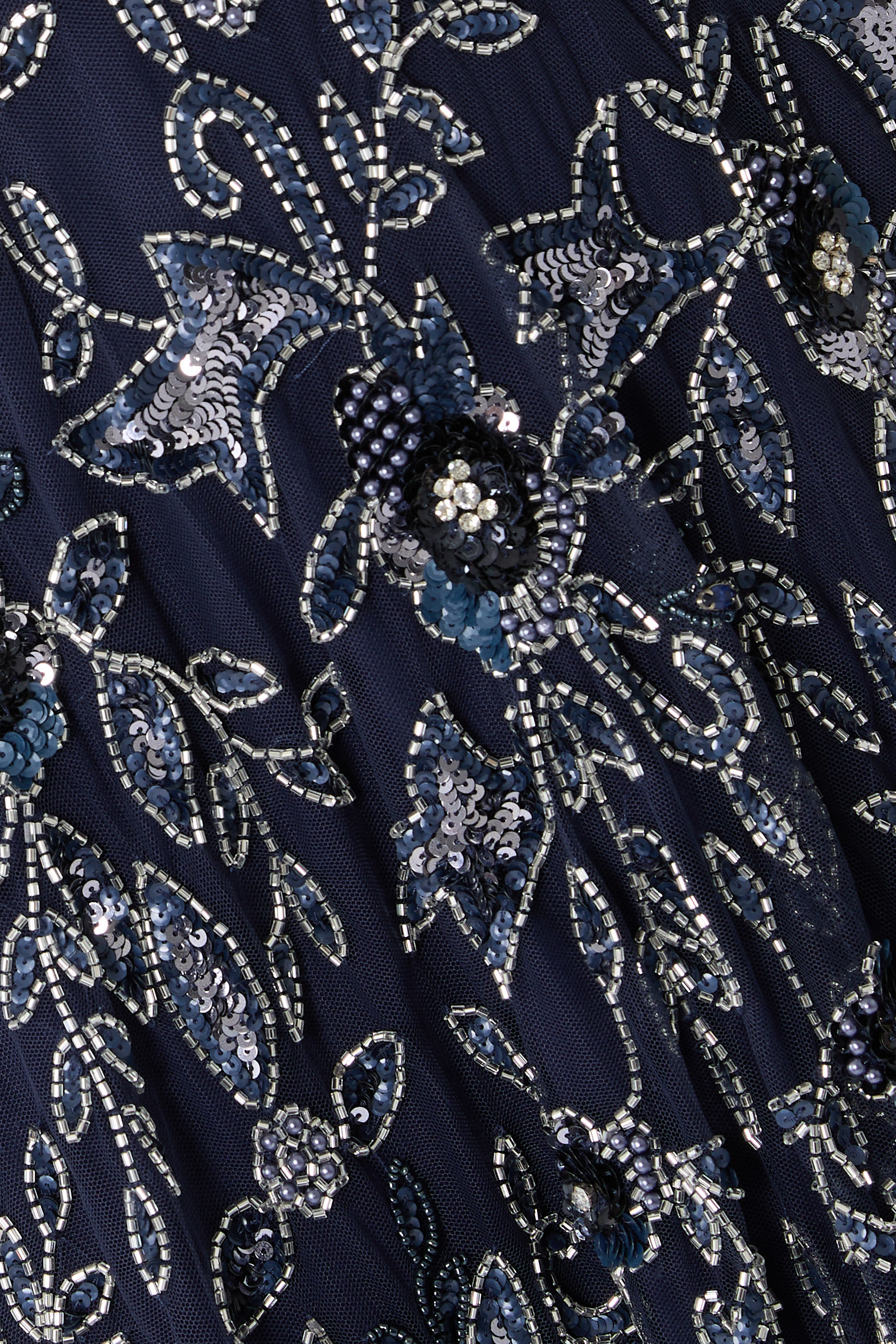 فستان سهرة بأكمام طويلة وقصة واسعة نحو الأسفل بنقشة زهور