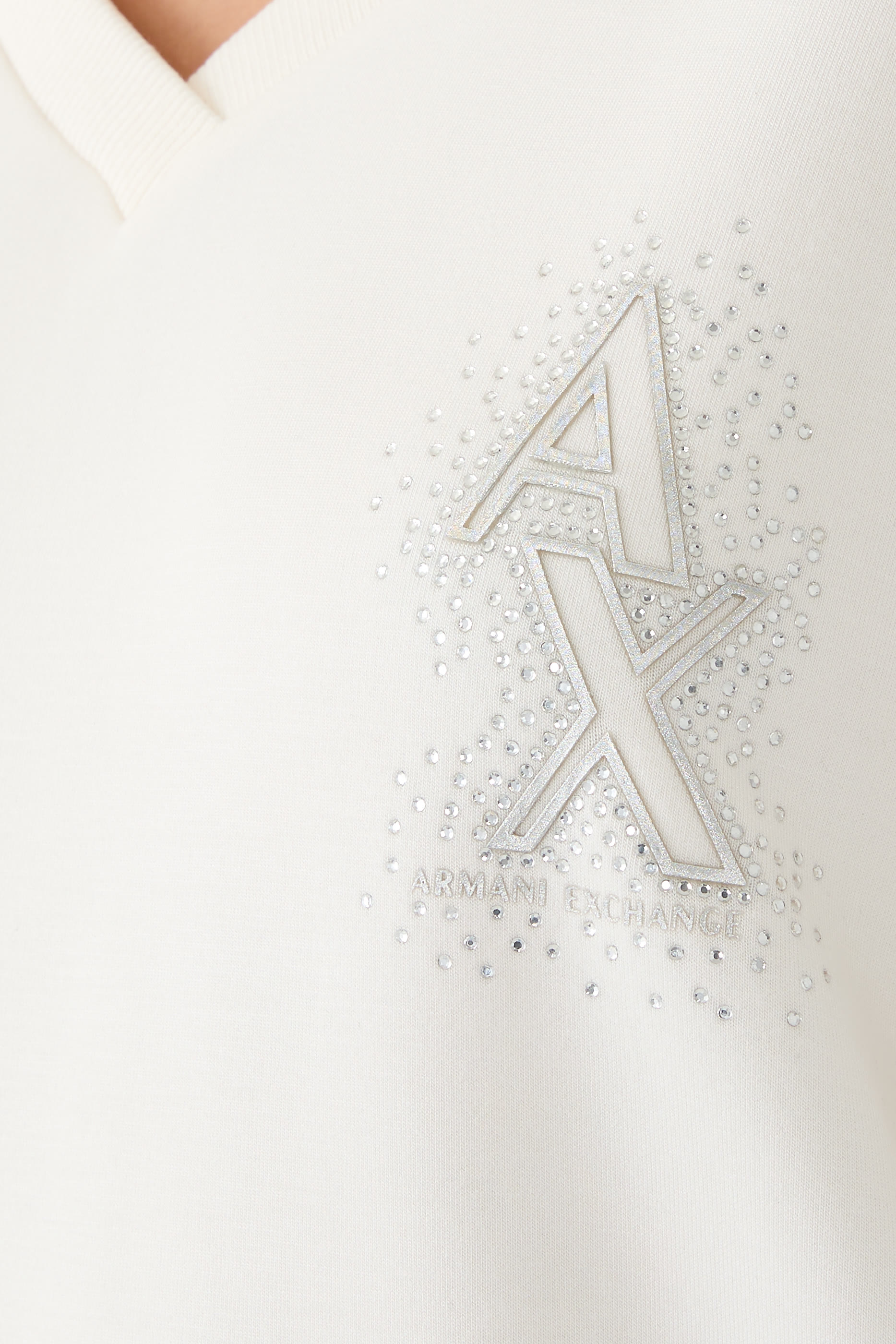 سويت شيرت مرصع بأحجار الراين بياقة على شكل حرف V وشعار الماركة