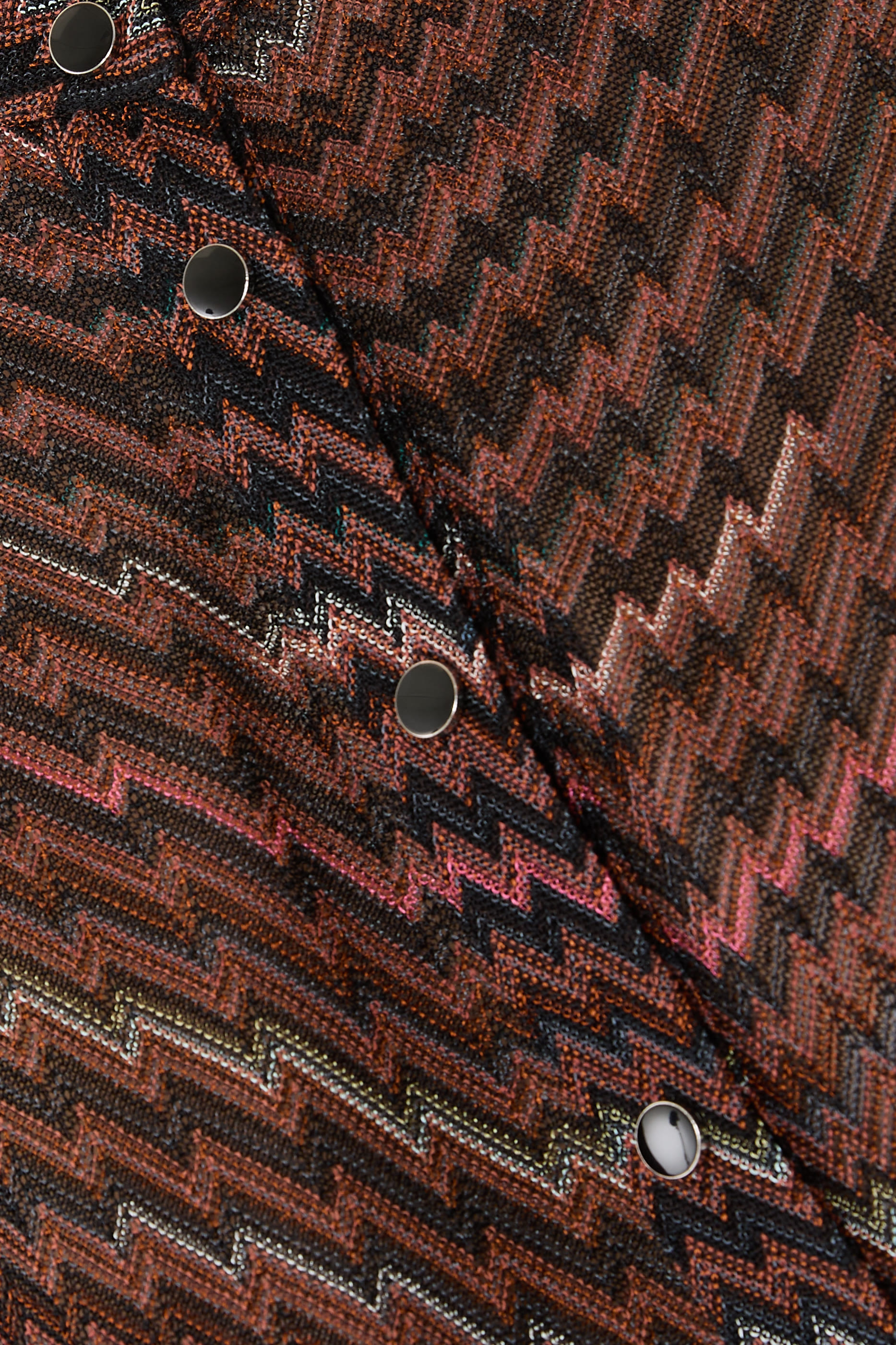 بلوزة بياقة صينية ونقشة خطوط متعرجة