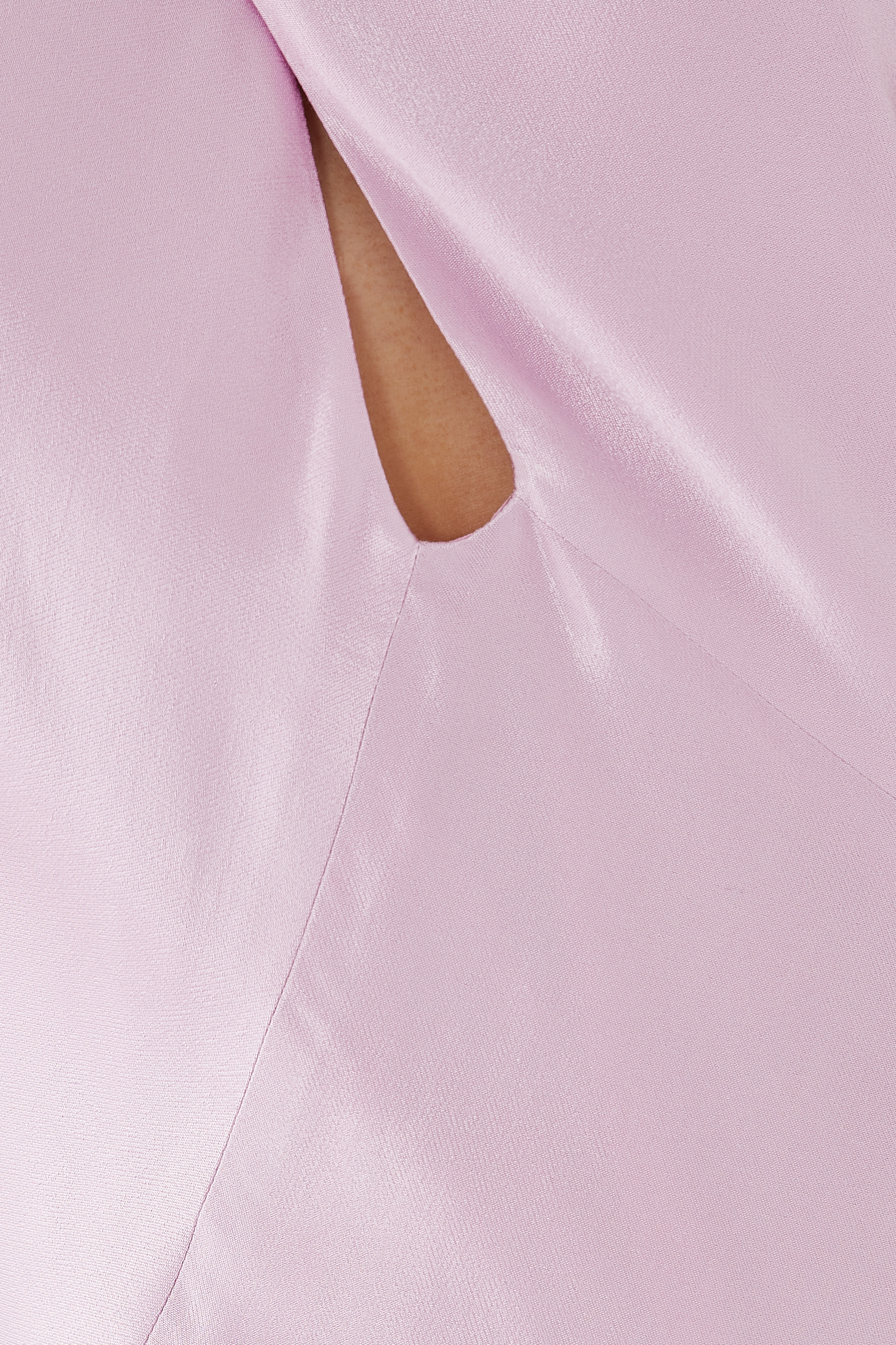 فستان لا لون متوسط الطول بتصميم متقاطع في الأمام وفتحة