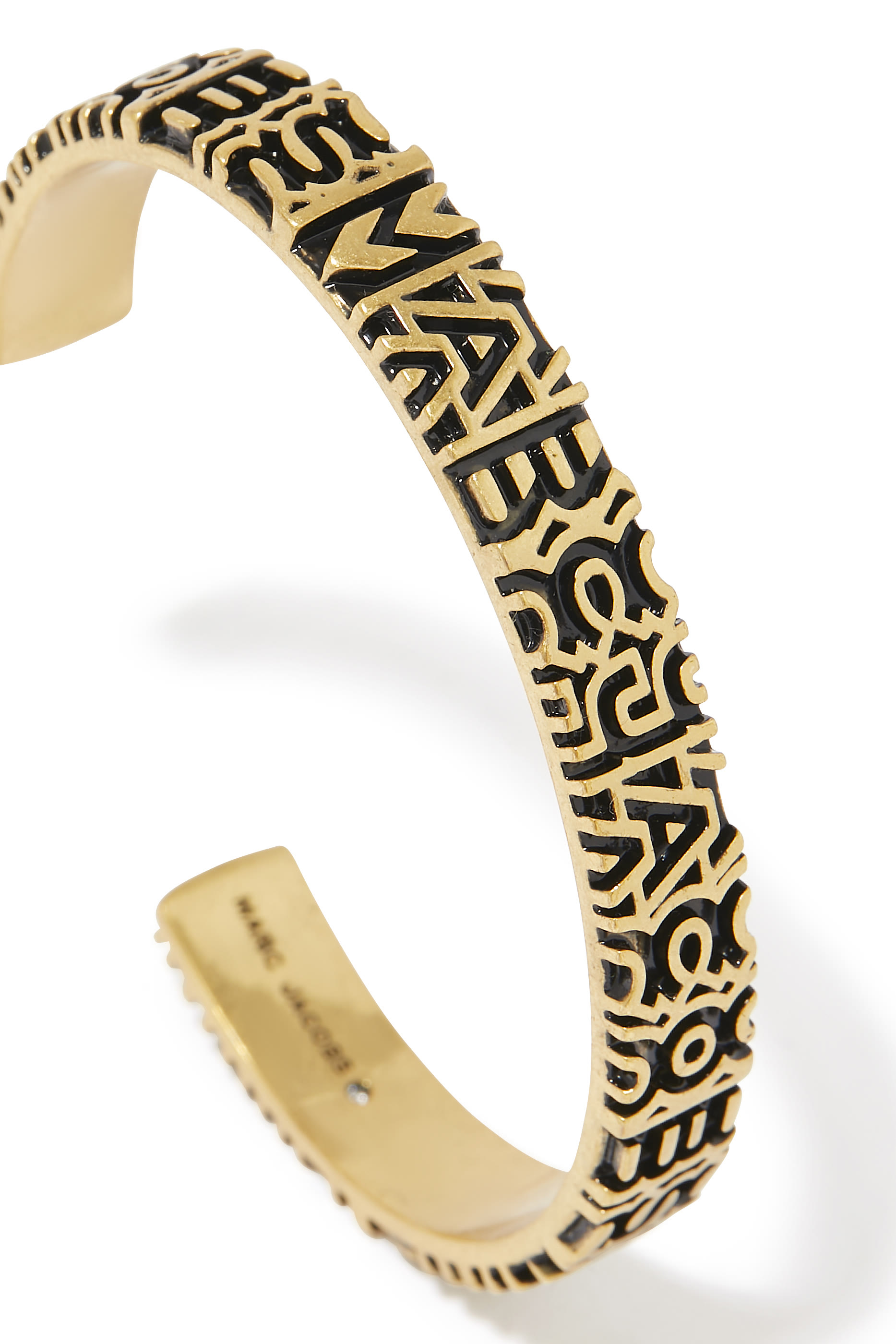 سوار مفتوح محفور بحروف شعار الماركة