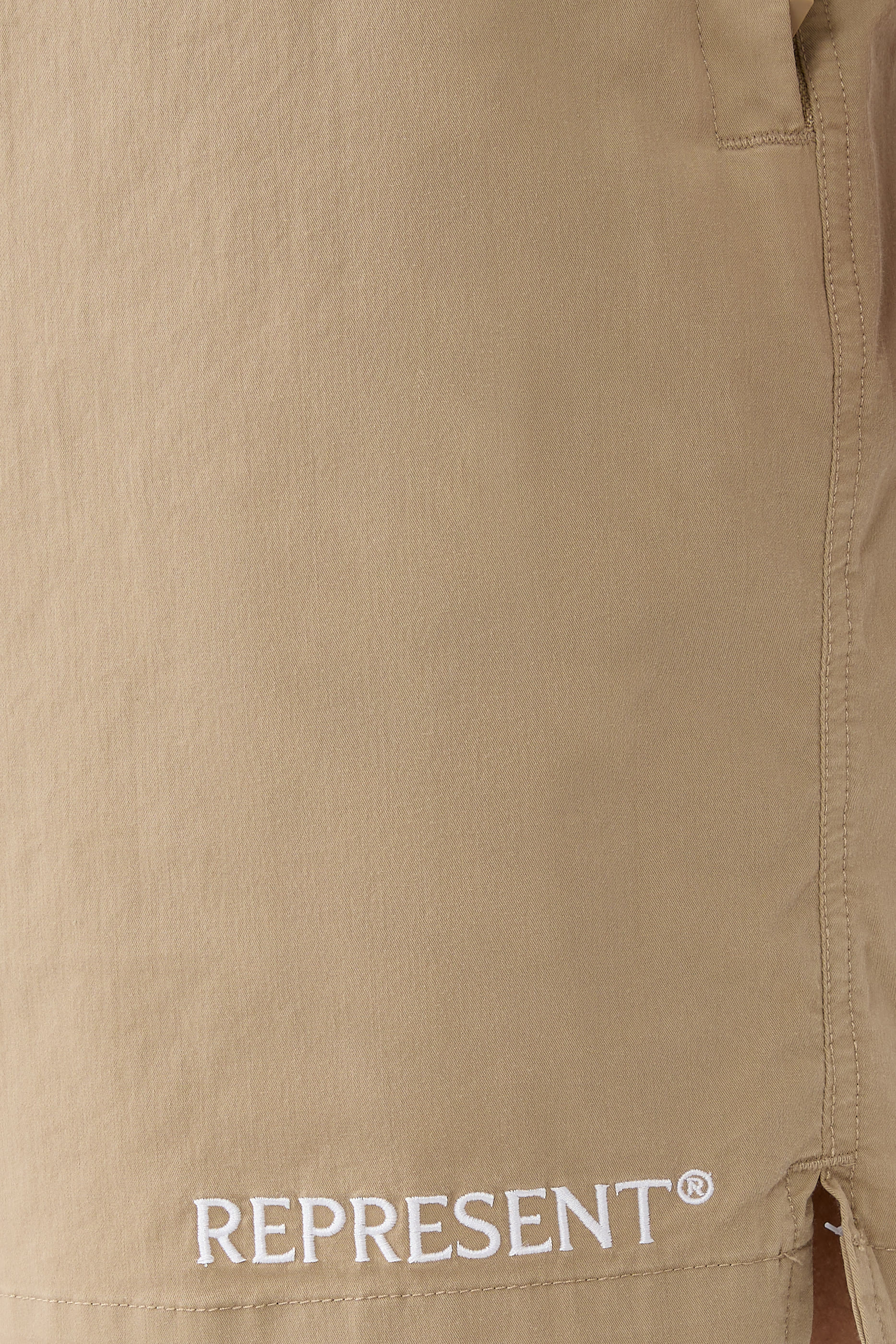 شورت بشعار الماركة