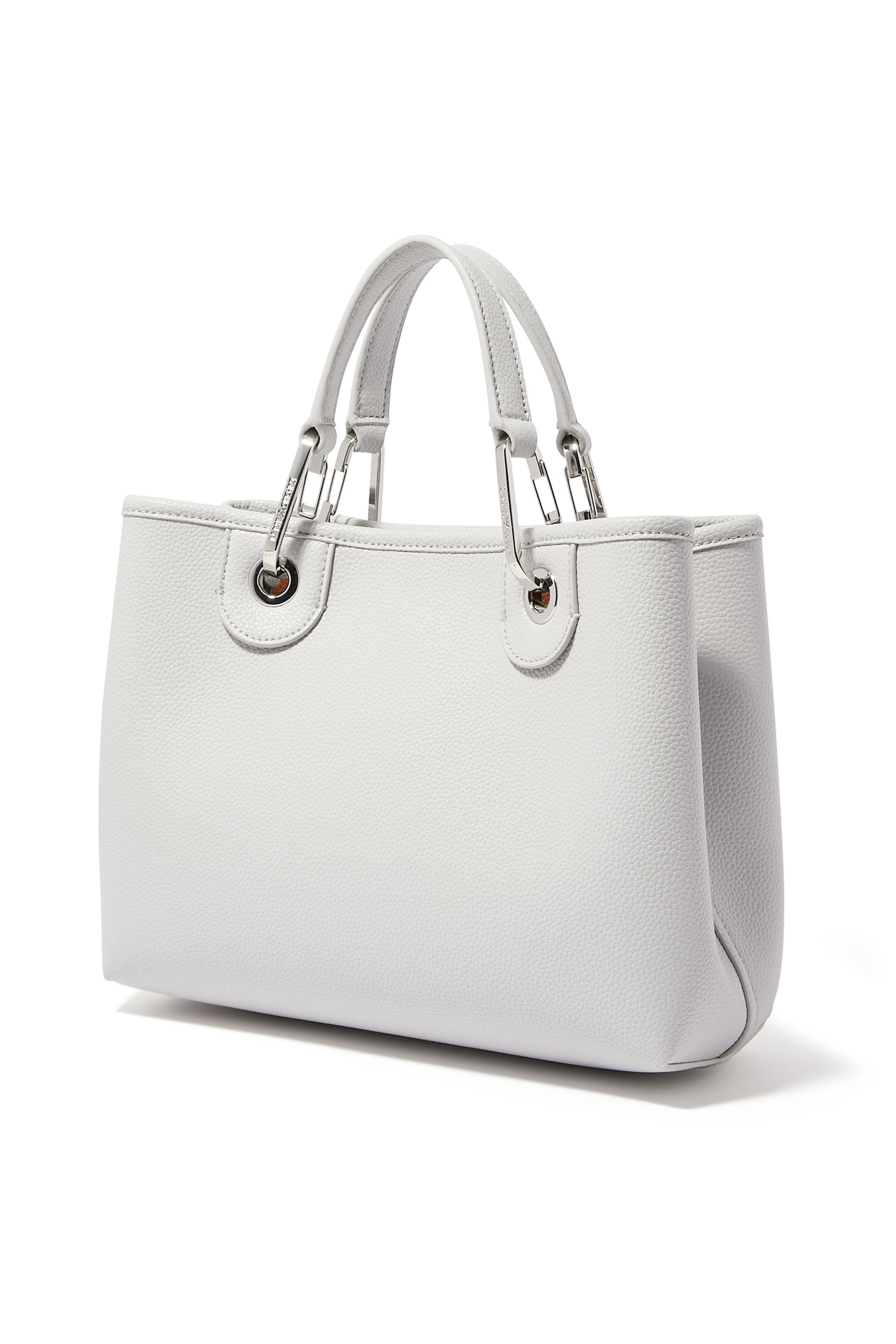 حقيبة يد مزينة بشعار الماركة