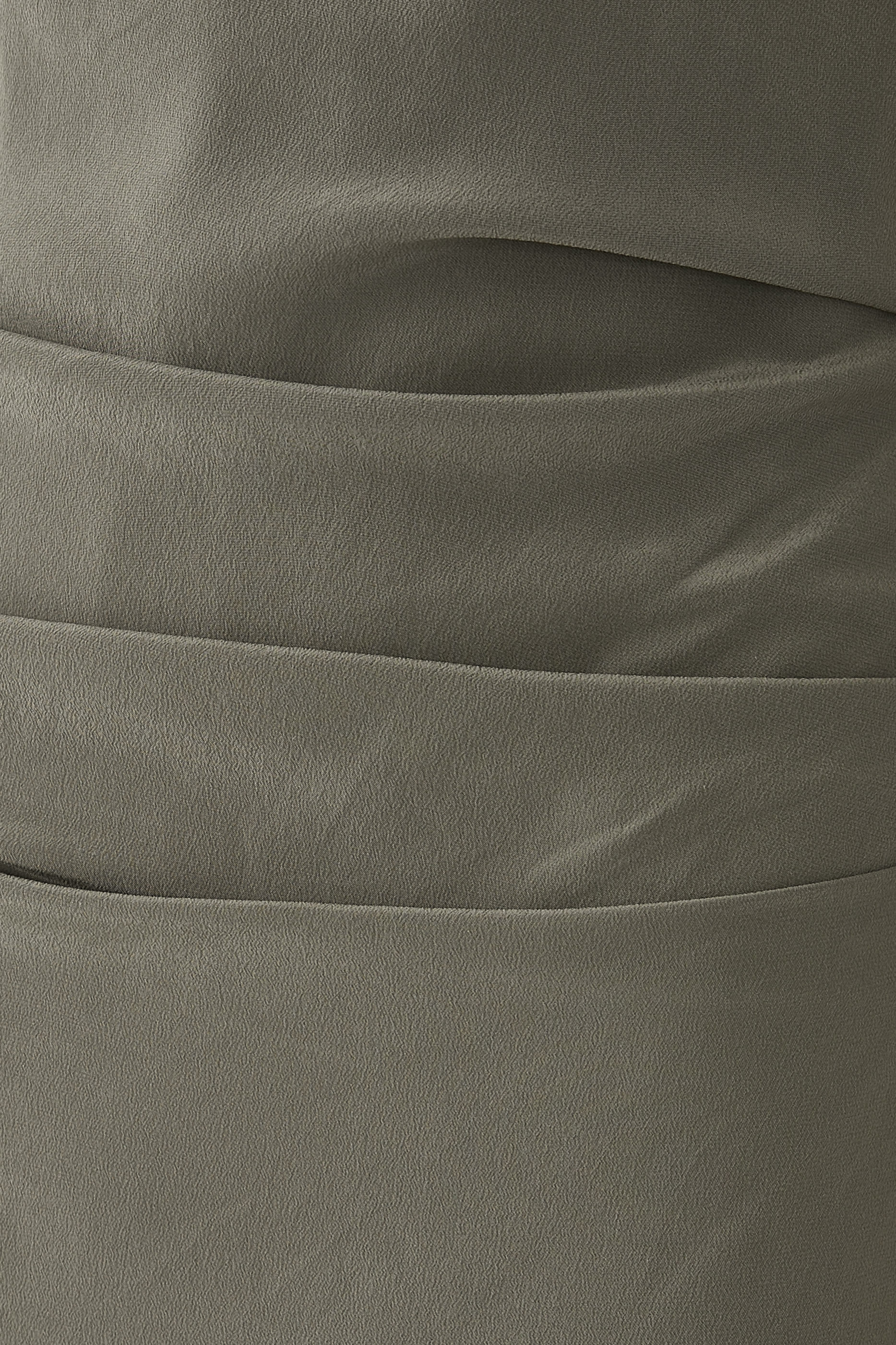 فستان حرير بطيات