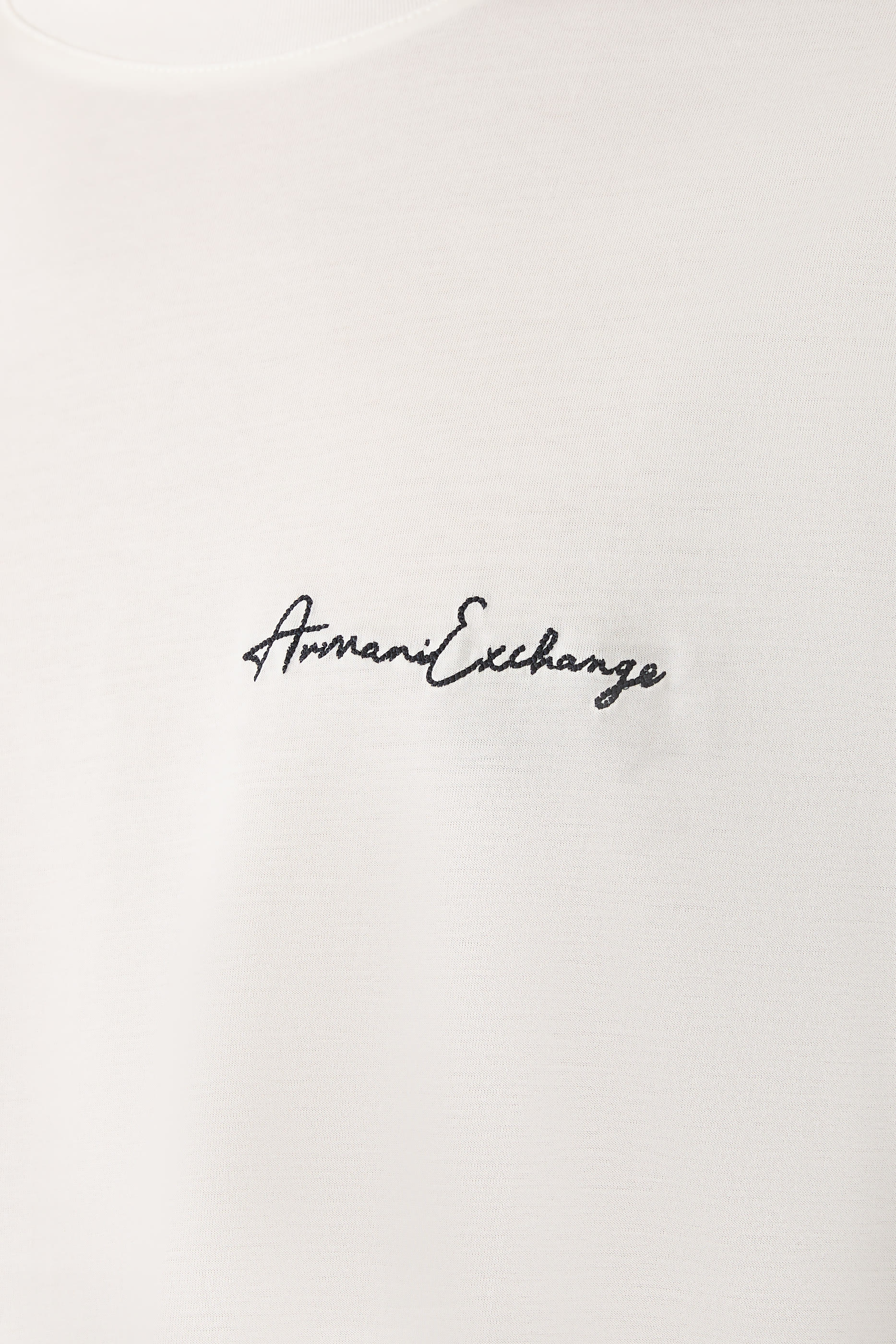 تيشيرت بياقة ضيقة وشعار الماركة