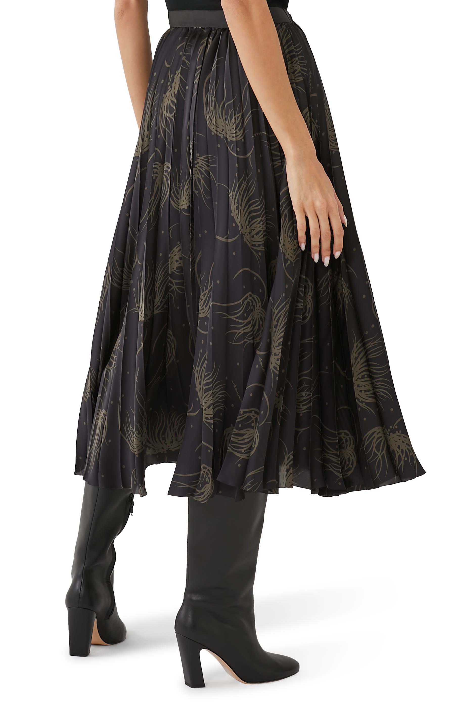 تنورة بنقشة نقاط وزهور