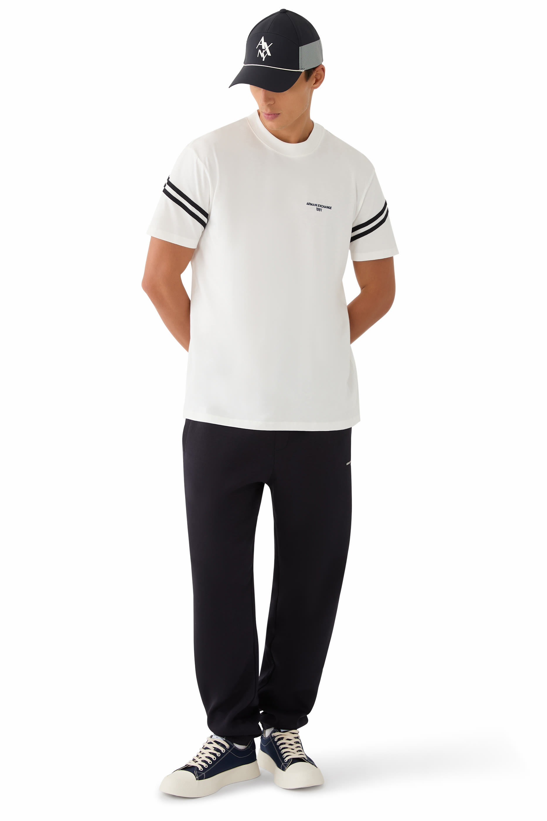 تيشيرت بأكمام قصيرة وشعار الماركة