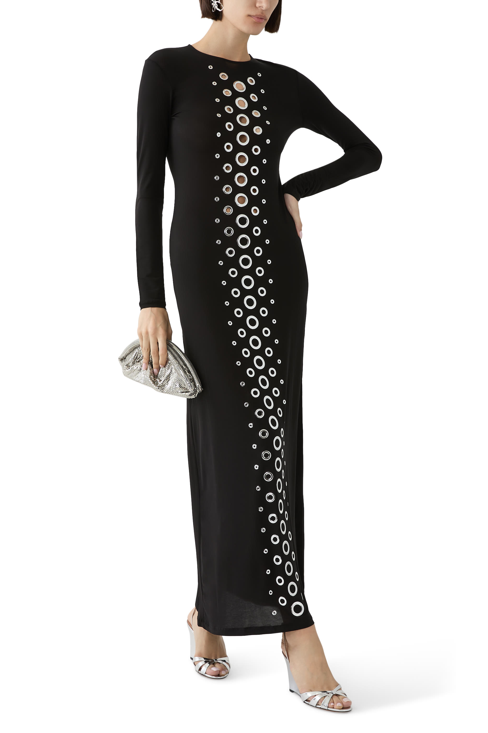 فستان طويل بحلقات فضية