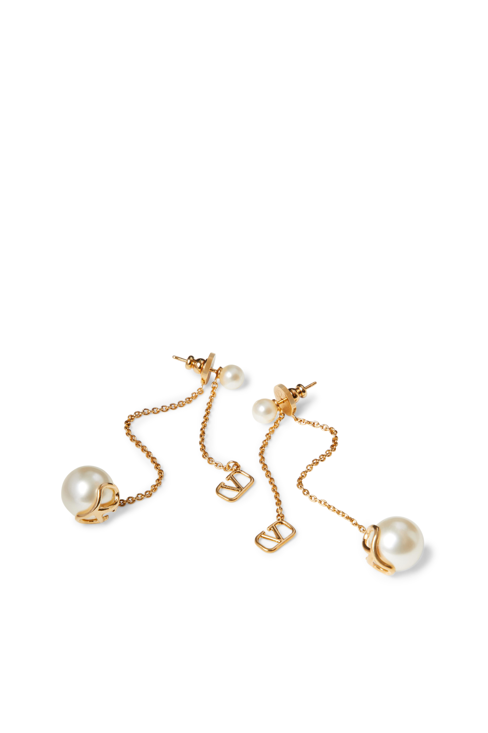 أقراط بشعار حرف V