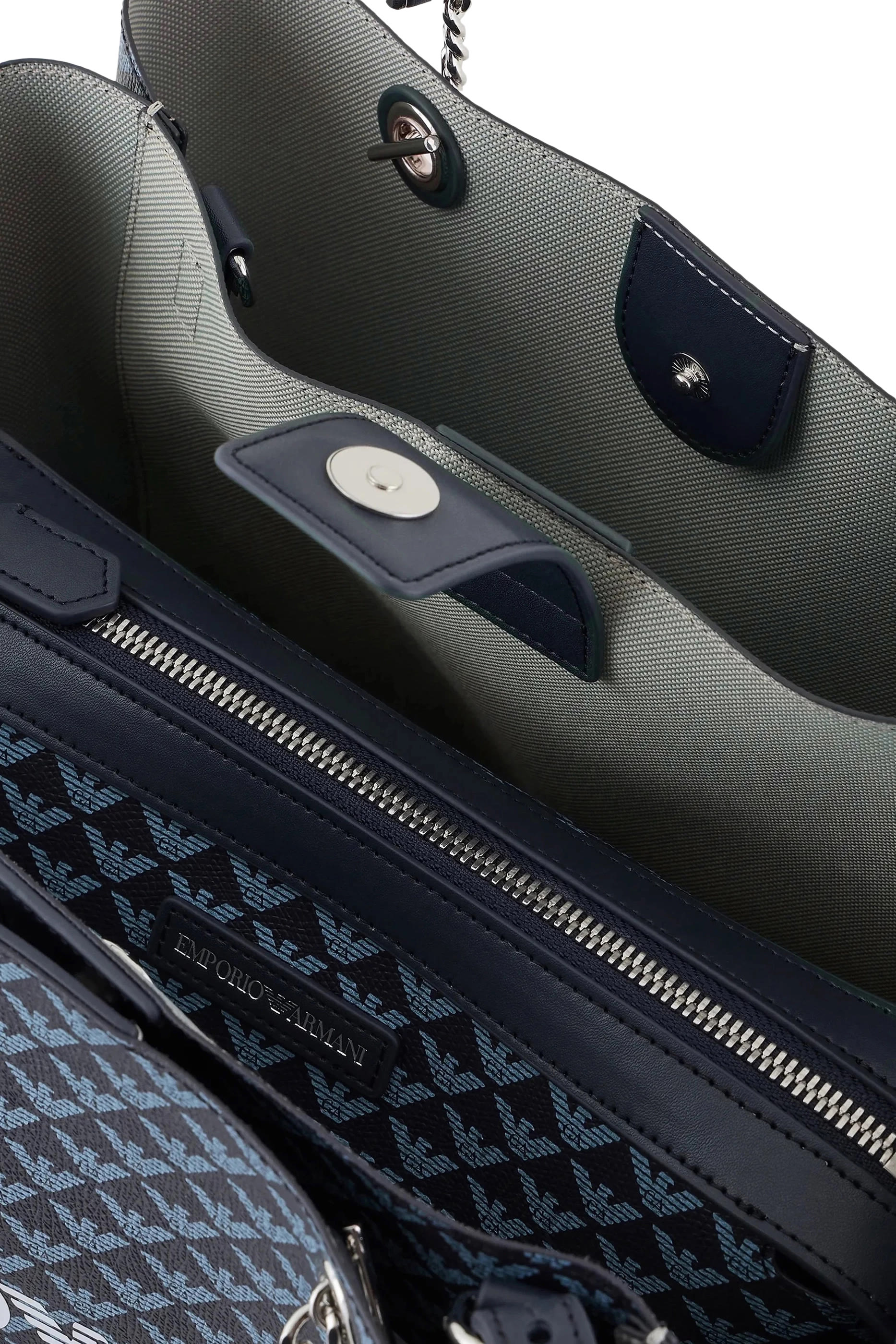 حقيبة يد مزينة كليا بنقشة شعار الماركة وحلية النسر