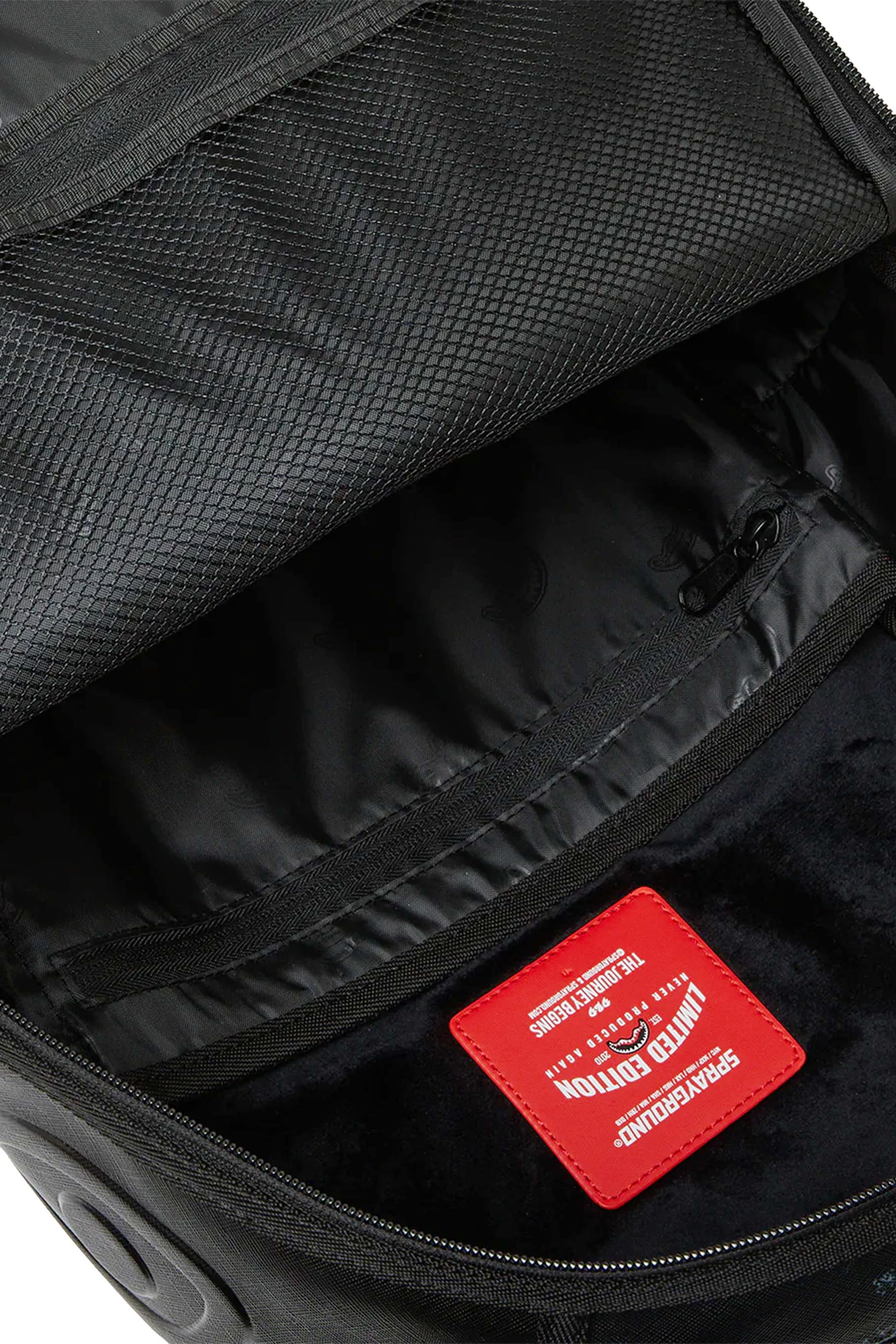 حقيبة ظهر دي ال اكس اس في بنقشة طلاء بخاخ وتصميم مقسم