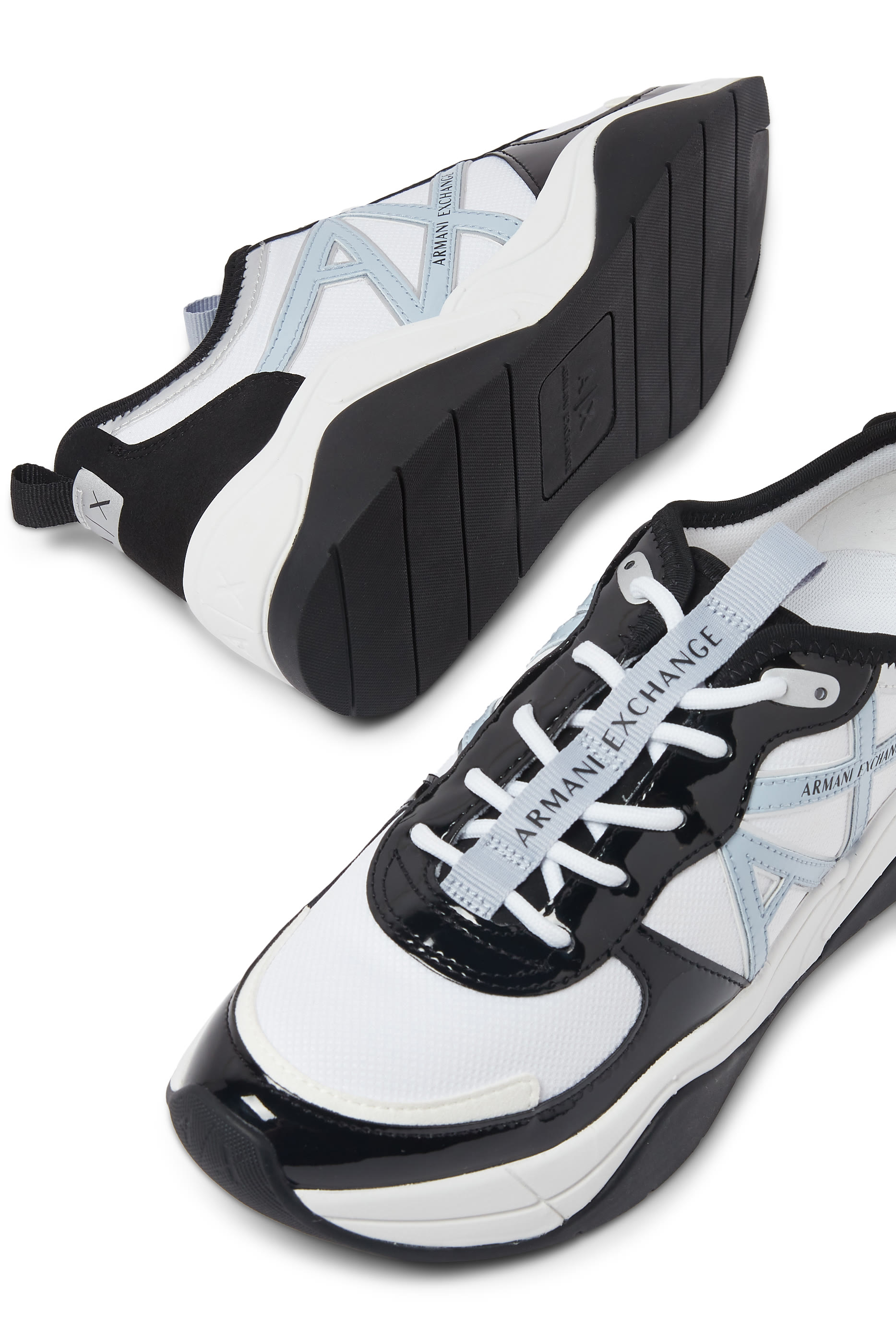 سنيكرز بتصميم سميك وشعار الماركة