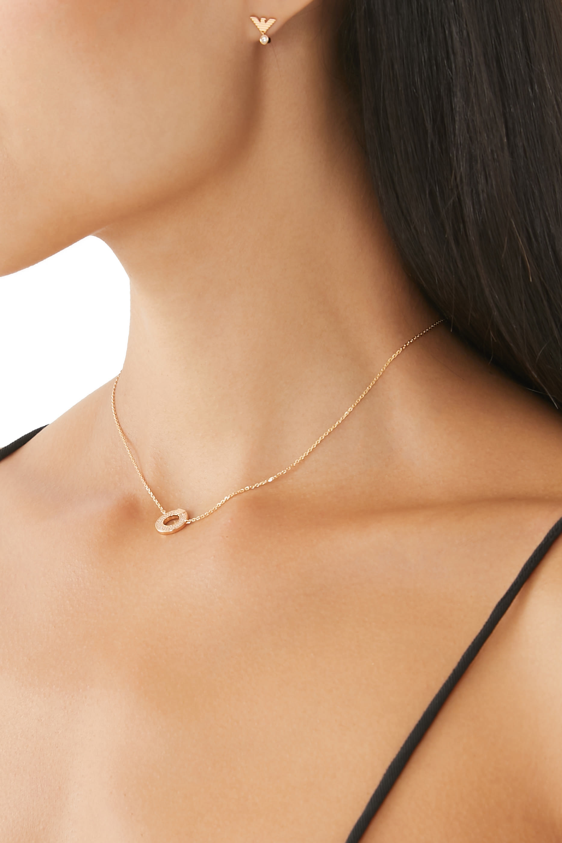 أقراط بتصميم شعار الماركة