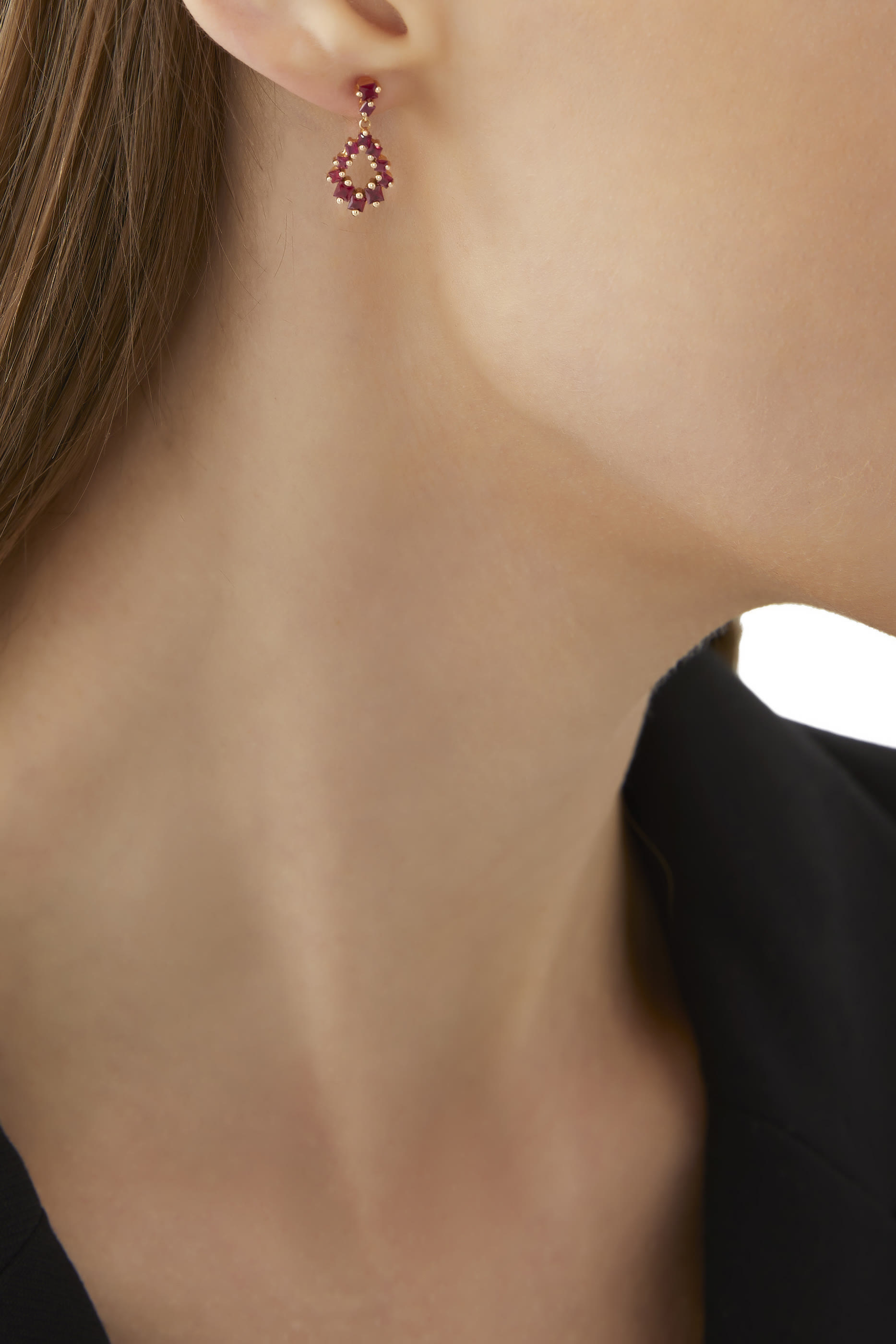 أقراط متدلية بتصميم كمثرى مرصعة بالياقوت ذهب عيار 18