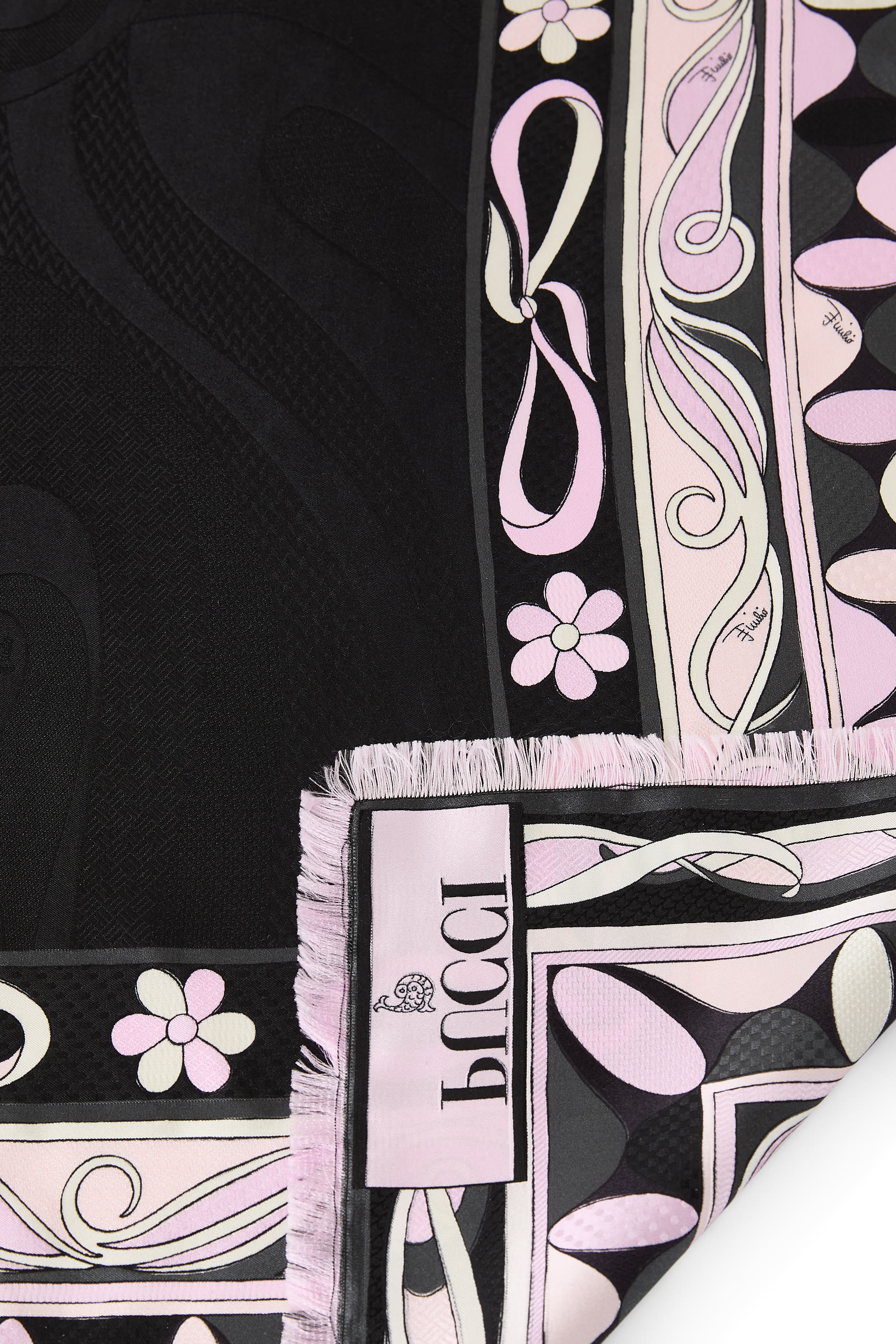 حجاب بشعار الماركة